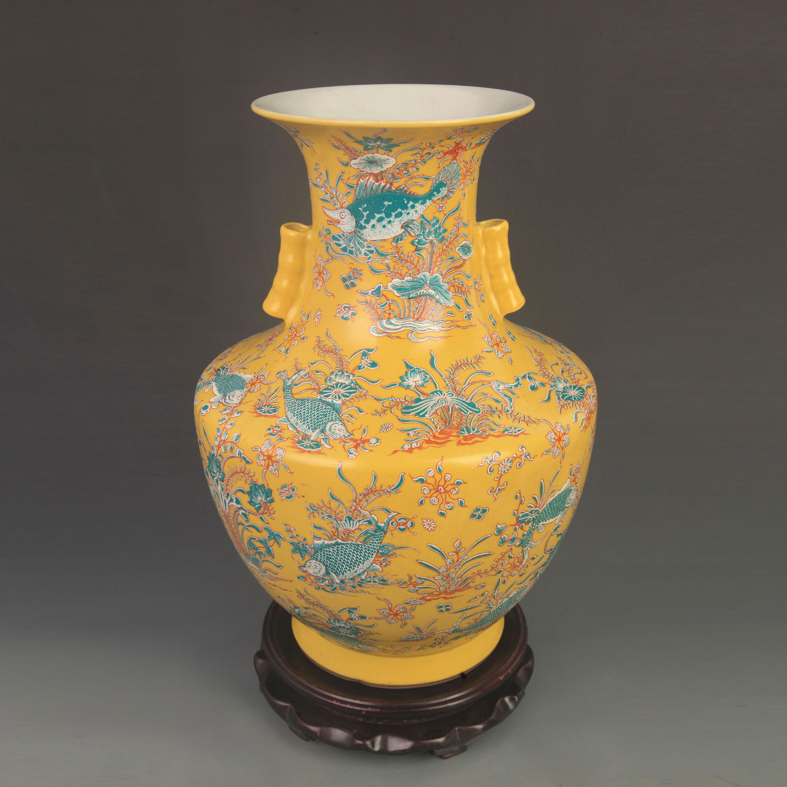FAMILLE ROSE YELLOW GROUND FISH AND ALGAE PATTERN VASE WITH HANDLES: Qing Dynasty Kang Xi Period; High: 14.0 inch; Diameter: 9.30 inch;