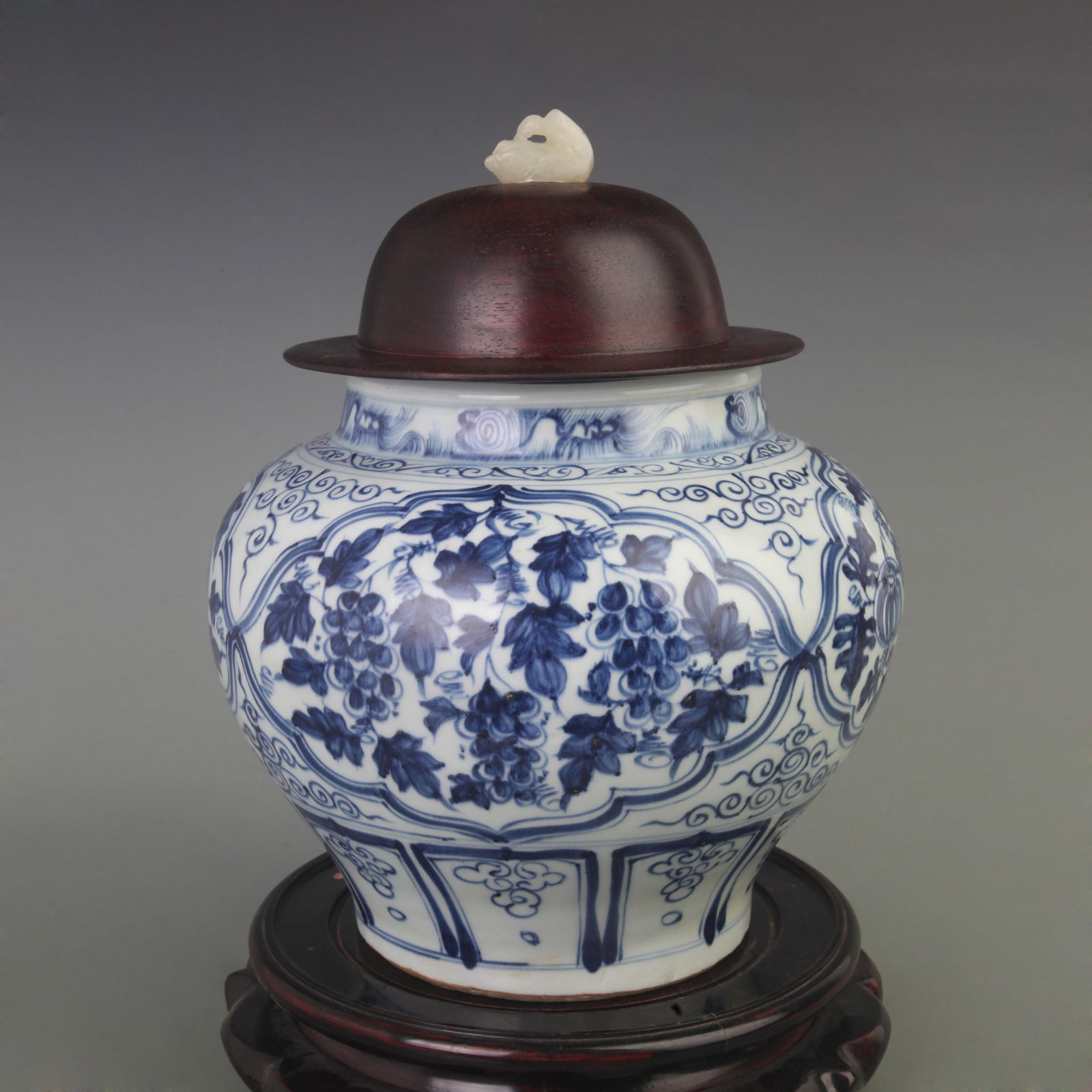 RARE BLUE AND WHITE GLAZED FLOWER PATTERN GENERAL STYLE JAR WITH LID: Ming Dynasty Style; Diameter: 9.0 inch; High: 12.0 inch;