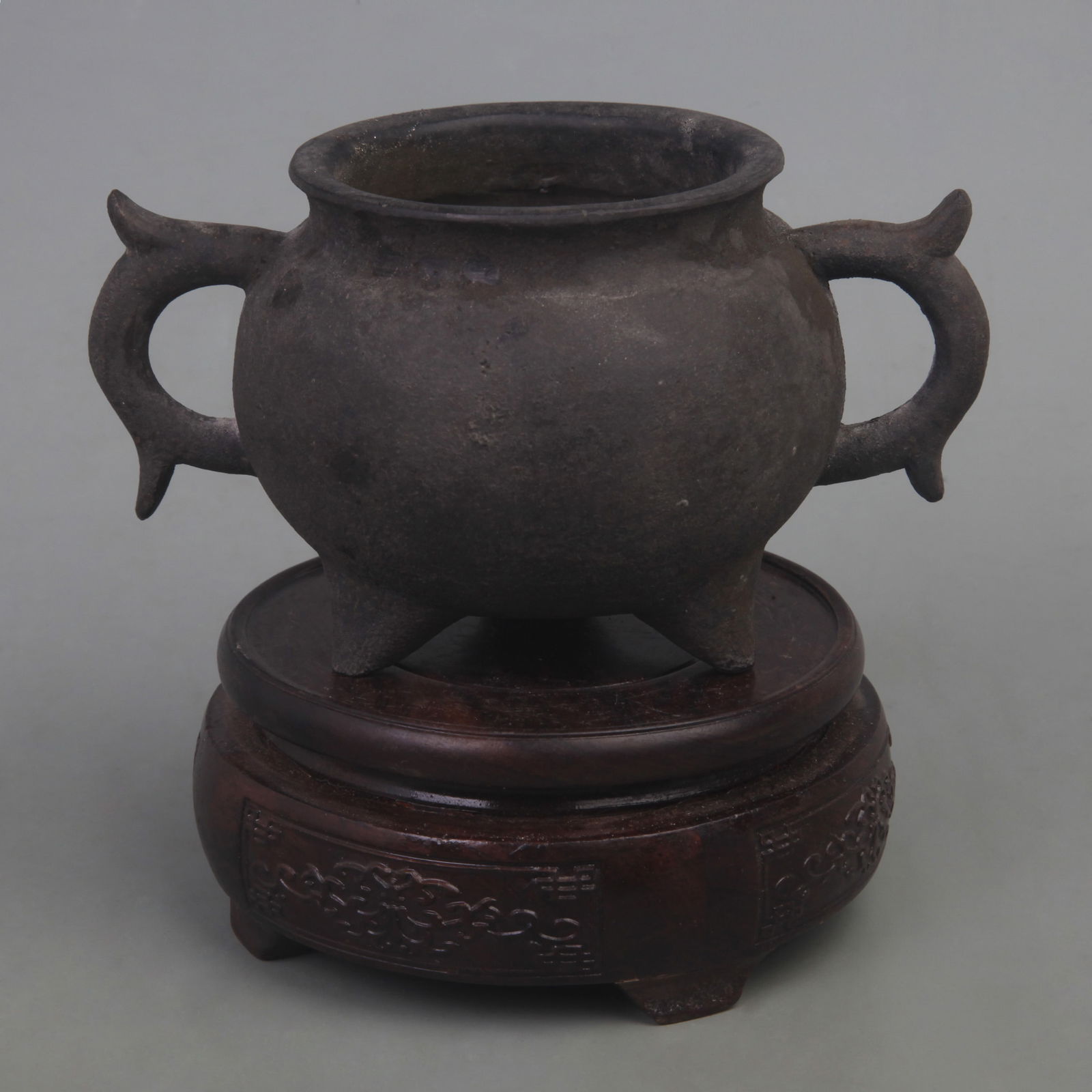 A FINE XUAN DE STYLE THREE FOOT BRONZE CENSER (1 of 4)