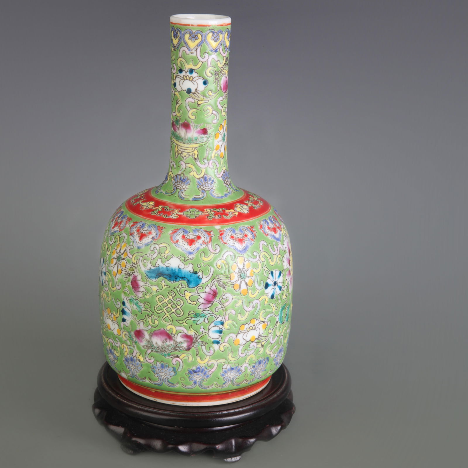 FAMILLE ROSE GREEN GROUND FLOWER PATTER BELL SHAPED BOTTLE: Qing Dynasty; Diameter: 3.9 inch; High: 8.9 inch;