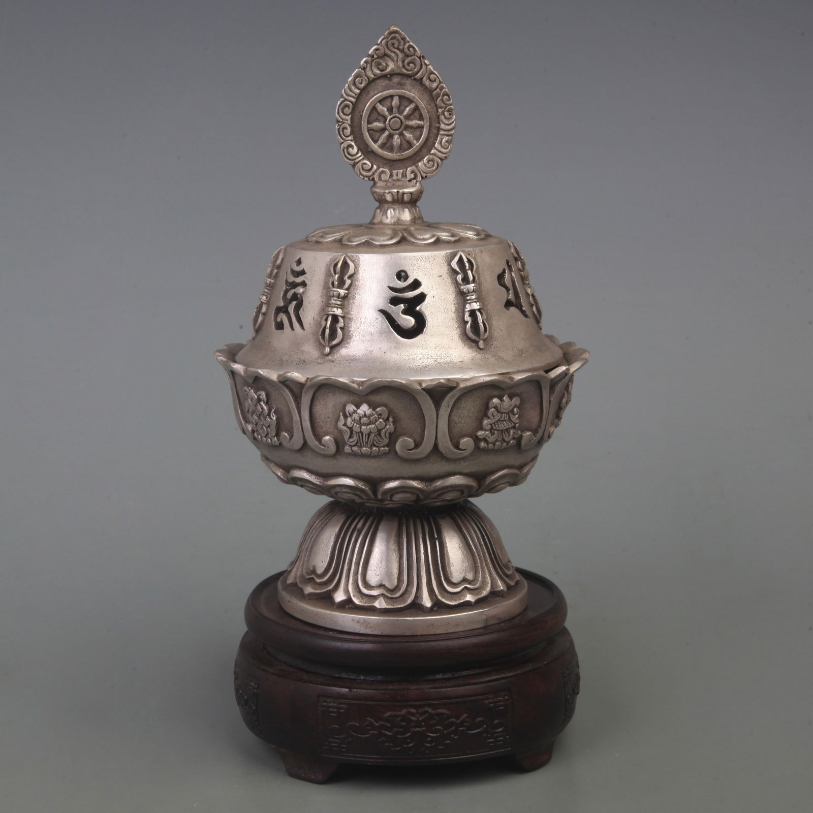 A FINE WHITE BRONZE INCENSE BURNER: Qing Dynasty; Diameter: 5.0 inch; High: 8.0 inch;