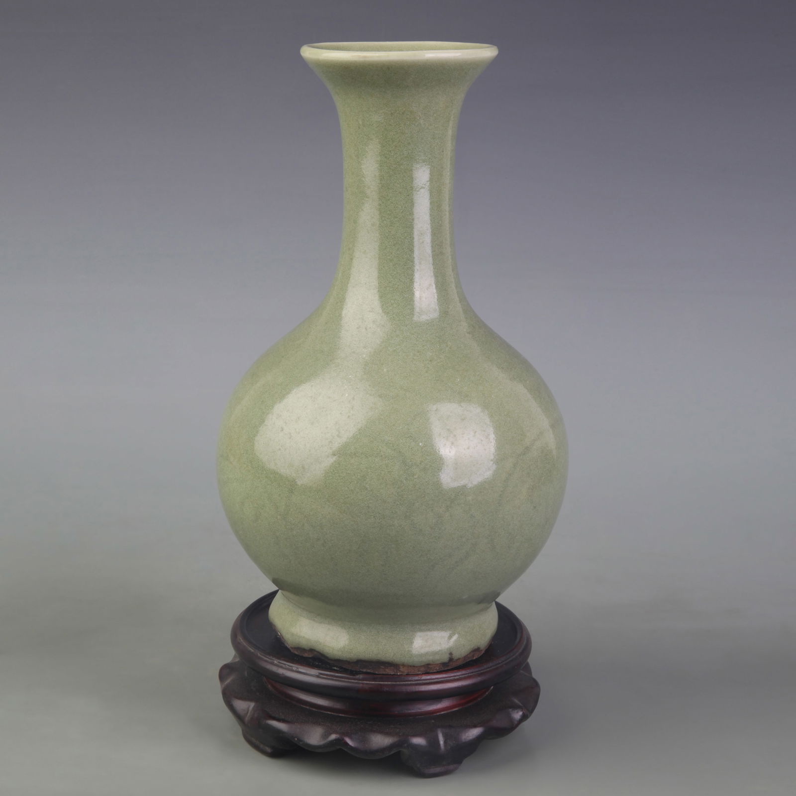 BLUE-AND-WHITE PORCELAIN PLATE WITH LANDSCAPE AND FIGURES: Ming Dynasty; Width: 8.7 inch; High:3.8 inch;