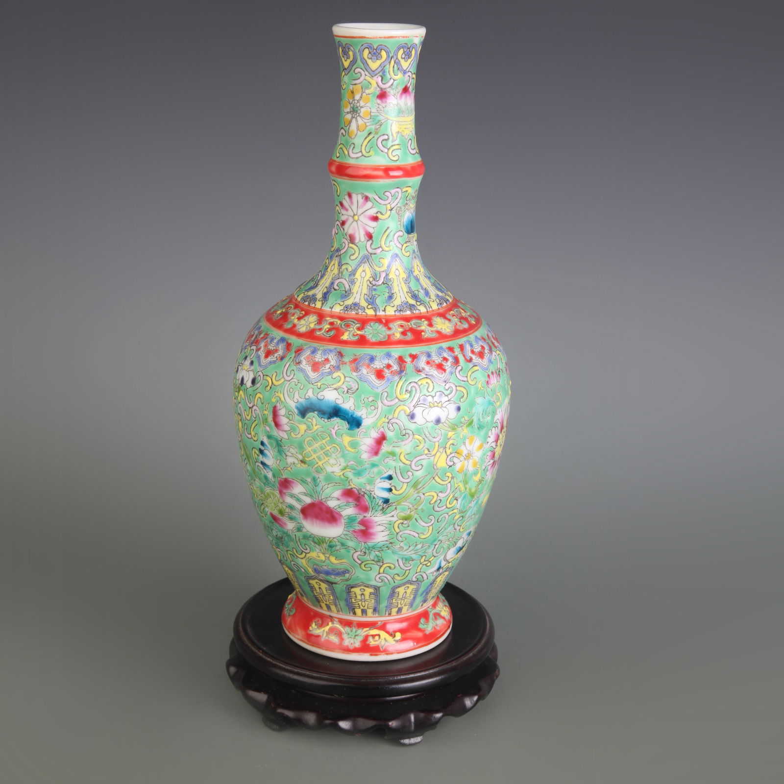 FAMILLE ROSE GREEN GROUND FLOWER PATTERN LONG NECK PORCELAIN VASE (1 of 5)