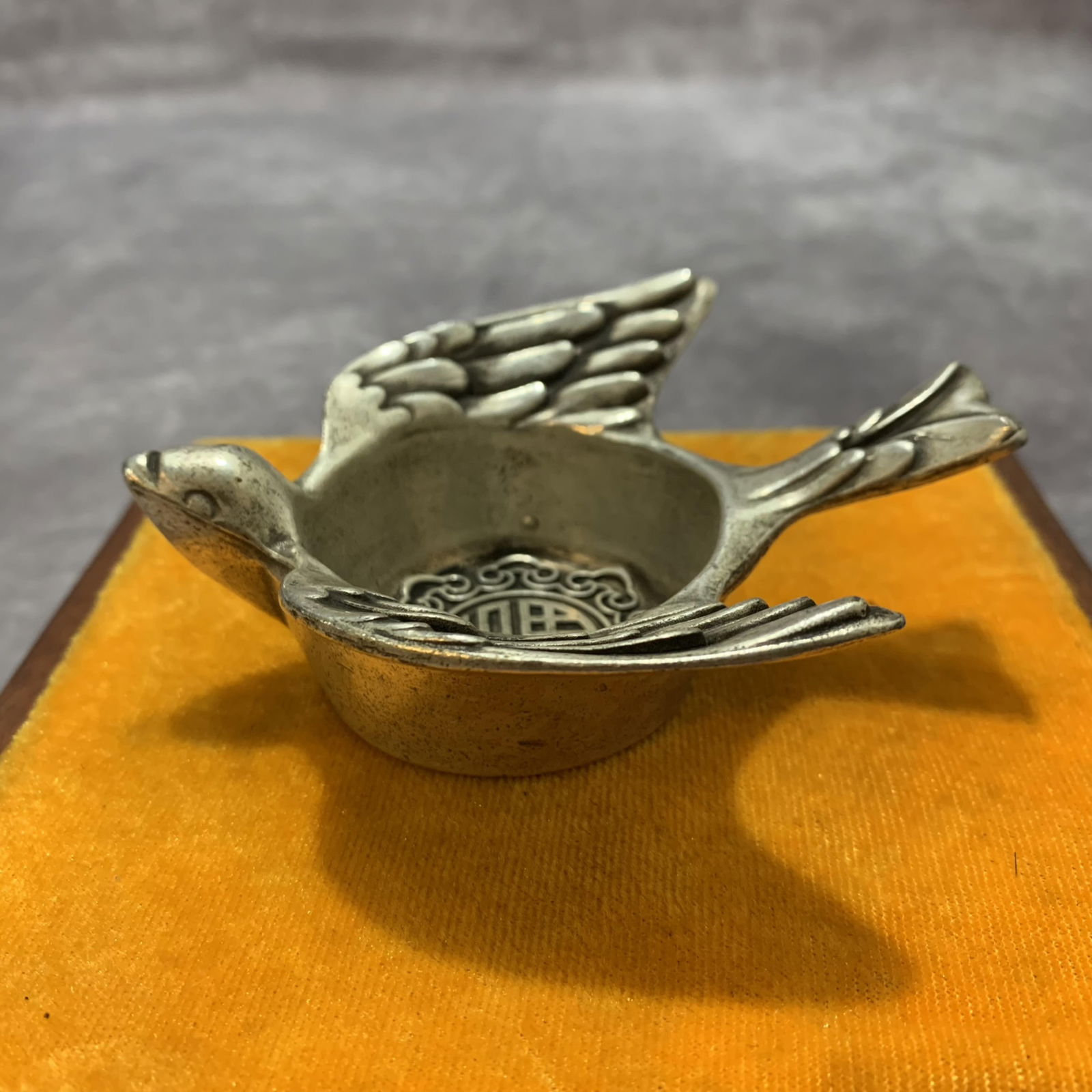 A FINE WHITE BRONZE PIGEON FIGURE CUP: Long: 3.7 inch; Width: 4.2 inch; High: 1.2 inch;