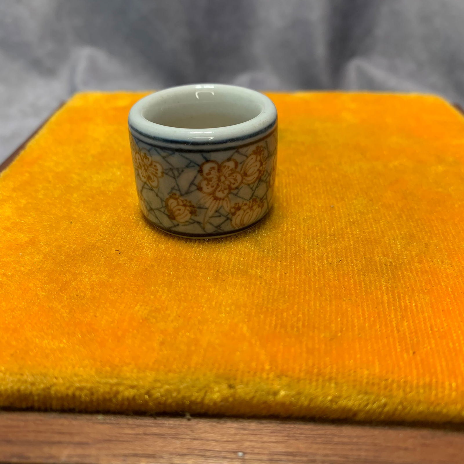 QING BLUE AND WHITE FAMILLE ROSE THUMB RING: Qing Dynasty; High: 0.9 inch; Diameter: 1.3 inch;