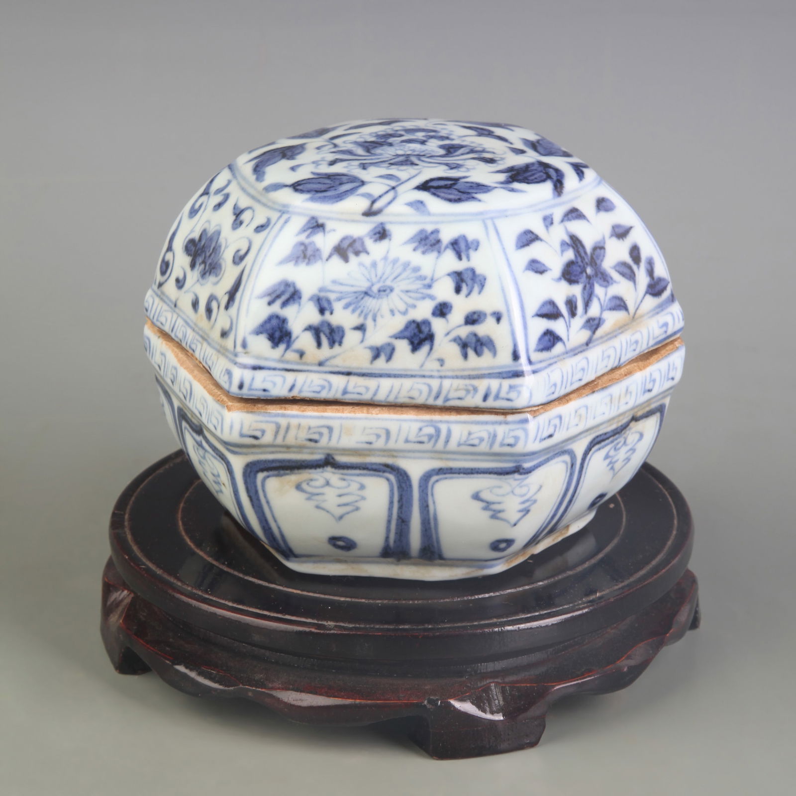 BLUE AND WHITE FLORAL PATTERN LIDDED PORCELAIN BOX (1 of 5)