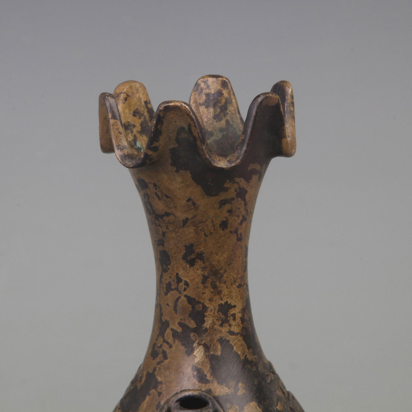 A FINE BRONZE FLOWER PATTERN BOTTLE - 2