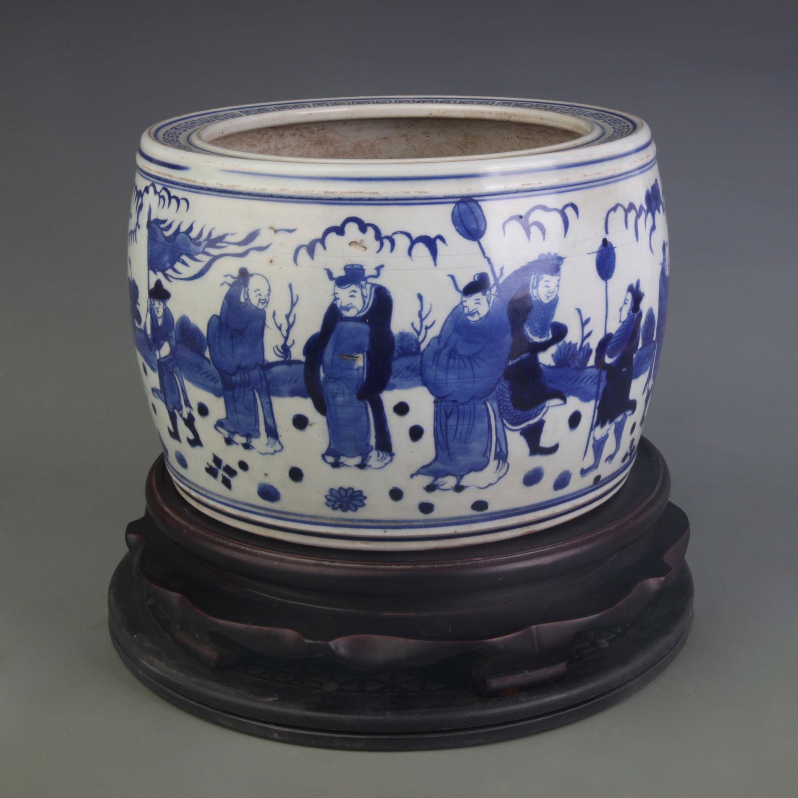 BLUE AND WHITE CYLINDRICAL JAR WITH FIGURE MOTIFS: Ming Dynasty Wan Li Period; Diameter: 9.7 inch; High:7.0 inch