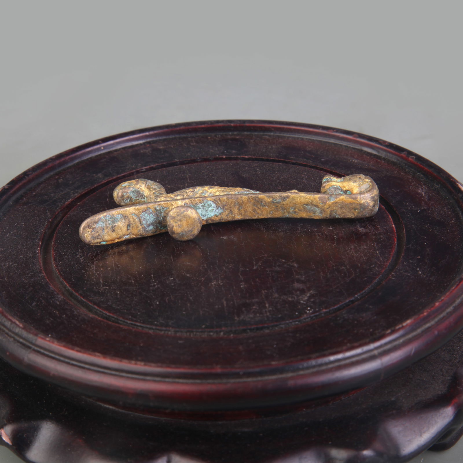 A SMALL GILT BRONZE BELT HOOK - 4