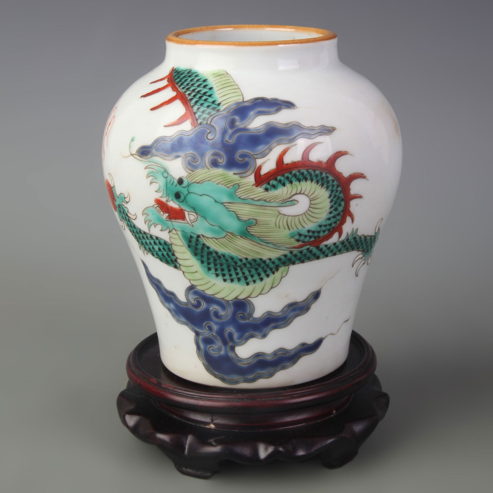 FAMILLE ROSE PORCELAIN JAR WITH DRAGON MOTIF: Republic China Period; Diameter: 3.0m inch; High:5.7m inch