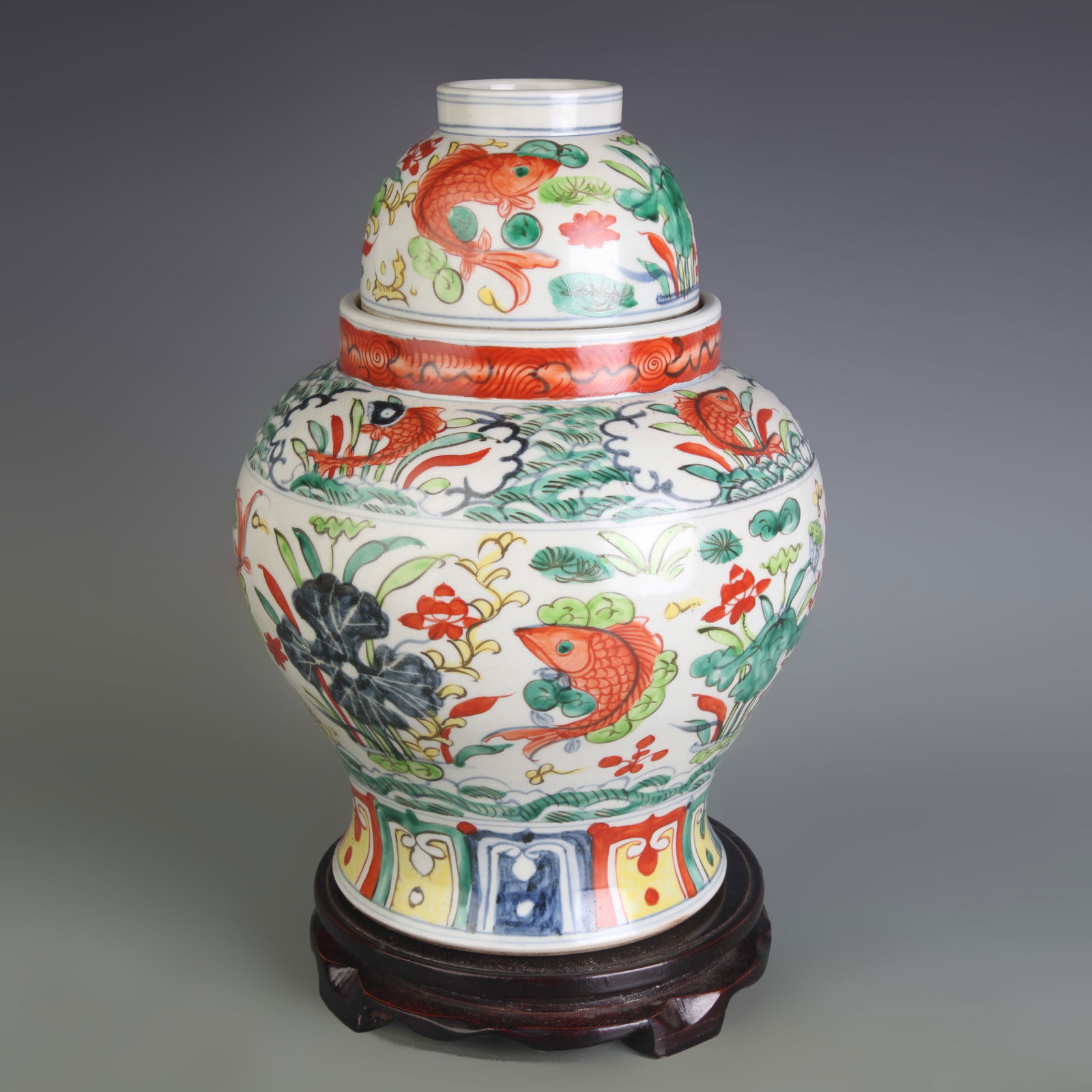 WUCAI COLOR FISH PATTERN PORCELAIN VASE LID: Qing Dynasty Xian Feng Period; Diameter: 5.2 inch ; High: 11.5 inch