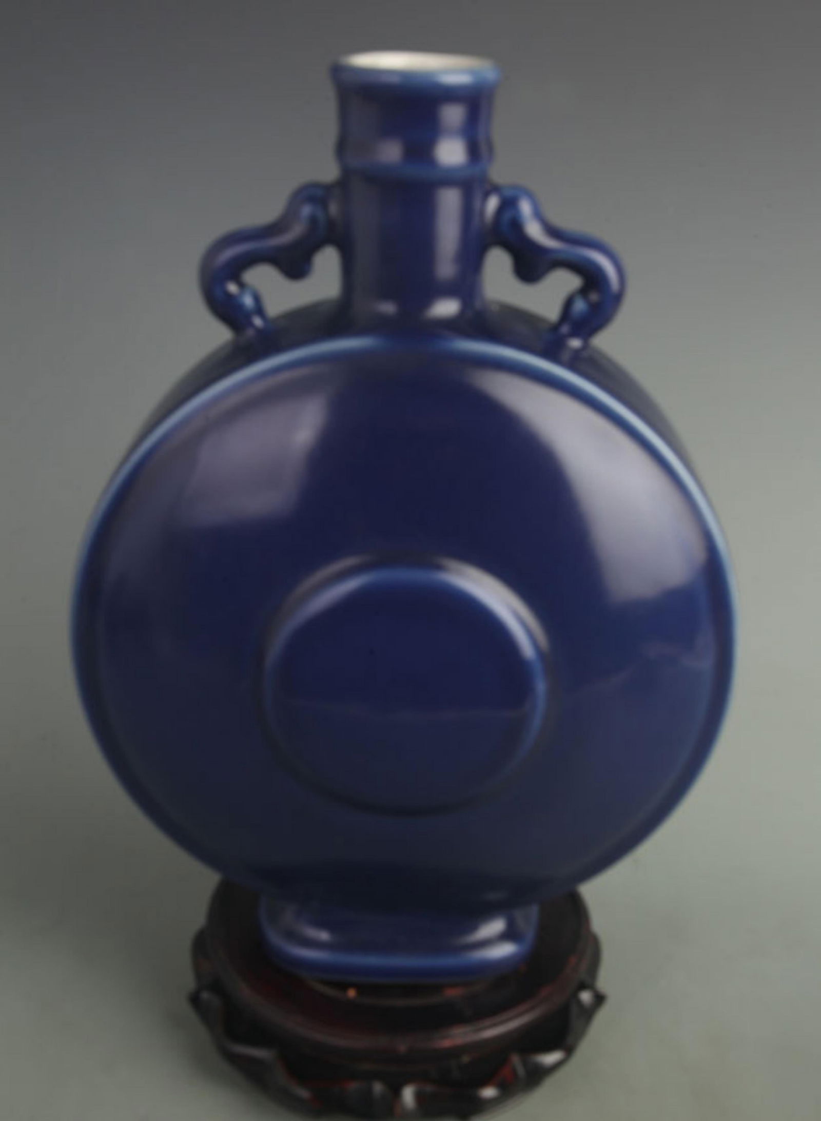 MUSTARD-GREEN–GLAZED PORCELAIN MOON STYLE BOTTLE: Qing Dynasty Kang Xi Period; High:13.8 inch; Width: 10.0 inch;