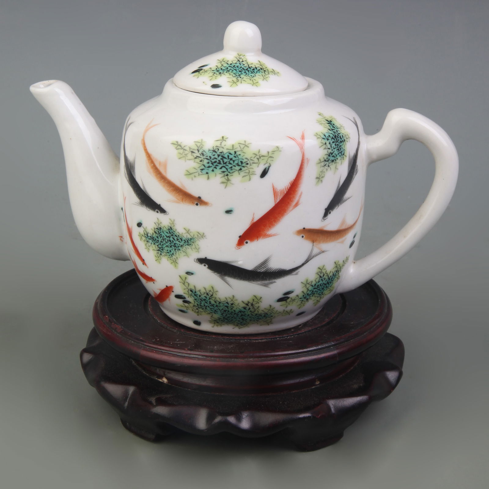 FAMILLE ROSE PORCELAIN TEAPOT WITH FISH-AND-ALGAE DESIGN: Republic China Period; Width: 6.6m inch; High:4.3m inch