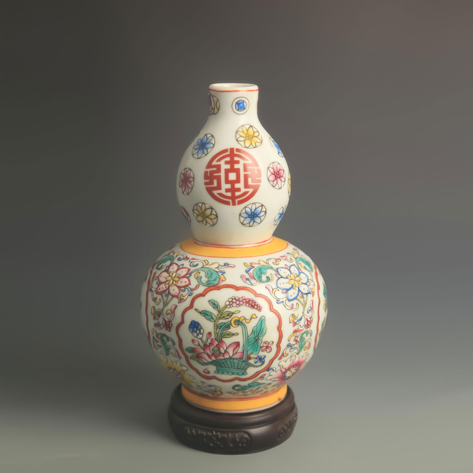 FAMILLE-ROSE ENAMEL PORCELAIN GOURD VASE WITH “HAPPINESS?? CHARACTER: Qing Dynasty Qian Long Period; High:9.40 inch; Diameter: 5.00 inch;