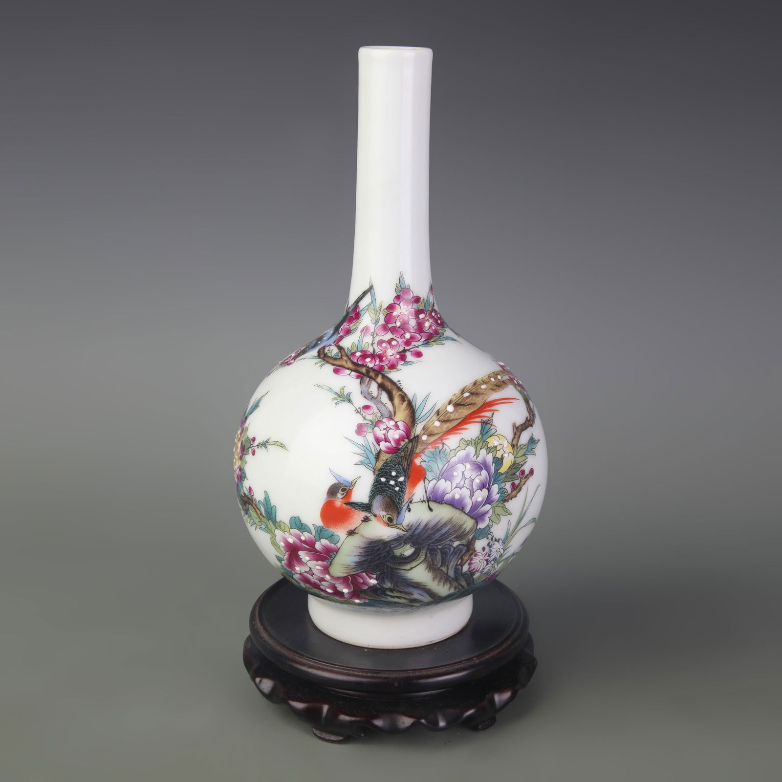 FAMILLE ROSE LONG-NECKED VASE WITH FLOWERS AND BIRDS: Qing Dynasty Qian Long Period; Diameter: 2.9 inch; High: 9.6 inch;