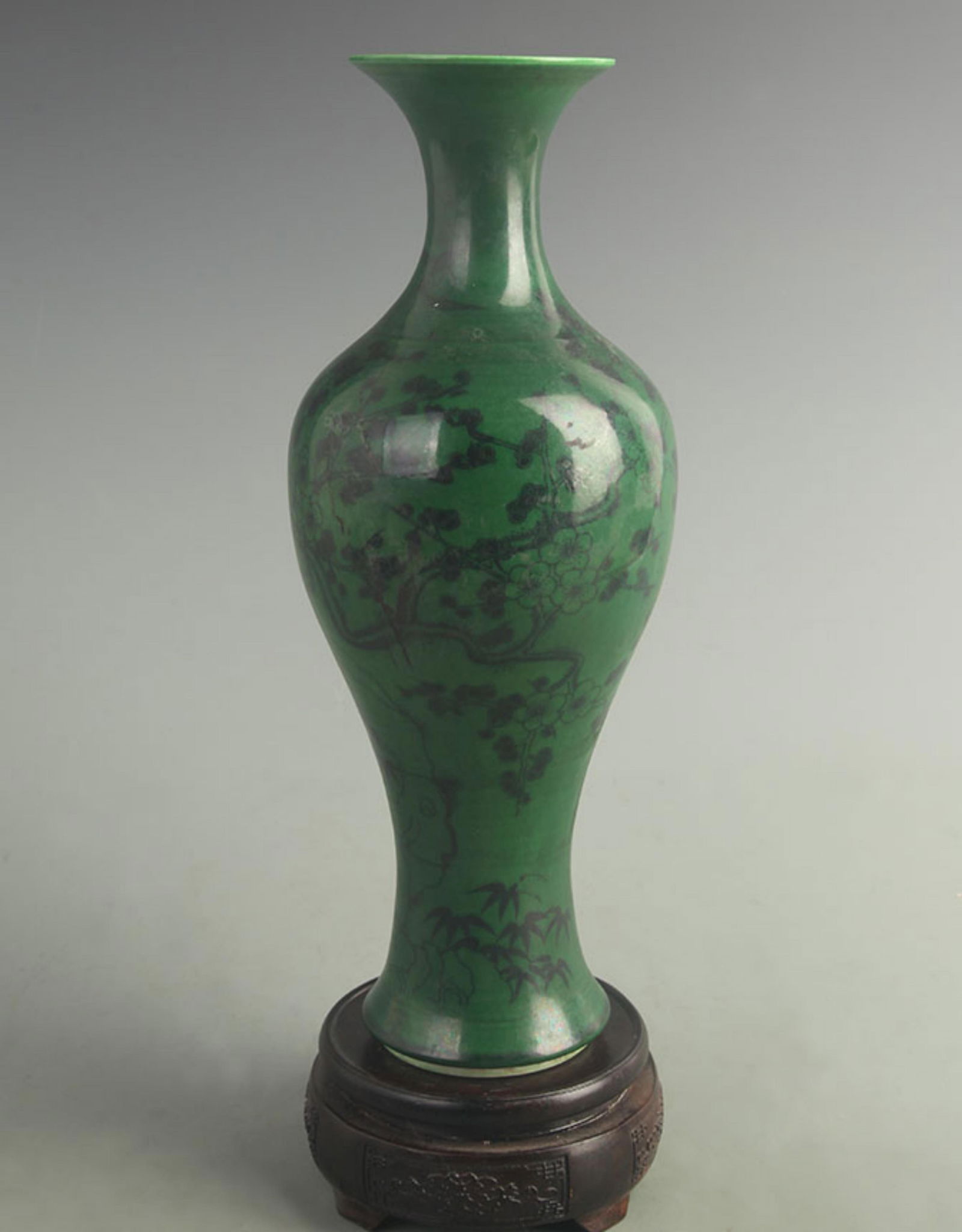 GREEN GROUND WILLOW LEAF PATTERN PORCELAIN VASE: Qing Dynasty Qian Long Period; High: 12.5 inch; Width: 5.00 inch;