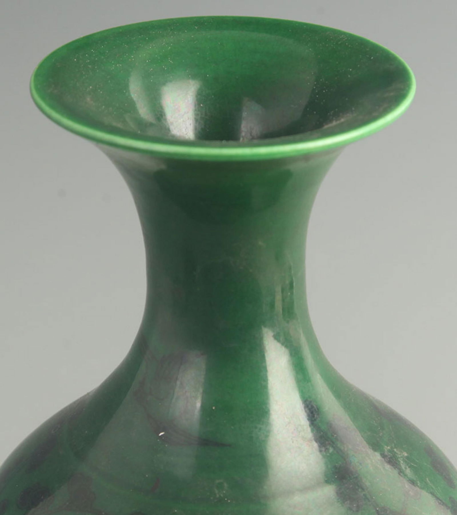 GREEN GROUND WILLOW LEAF PATTERN PORCELAIN VASE - 2