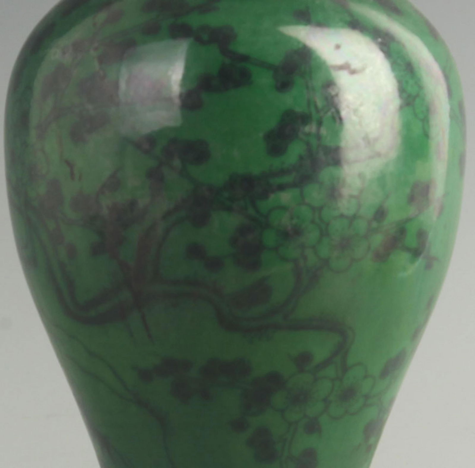 GREEN GROUND WILLOW LEAF PATTERN PORCELAIN VASE - 3