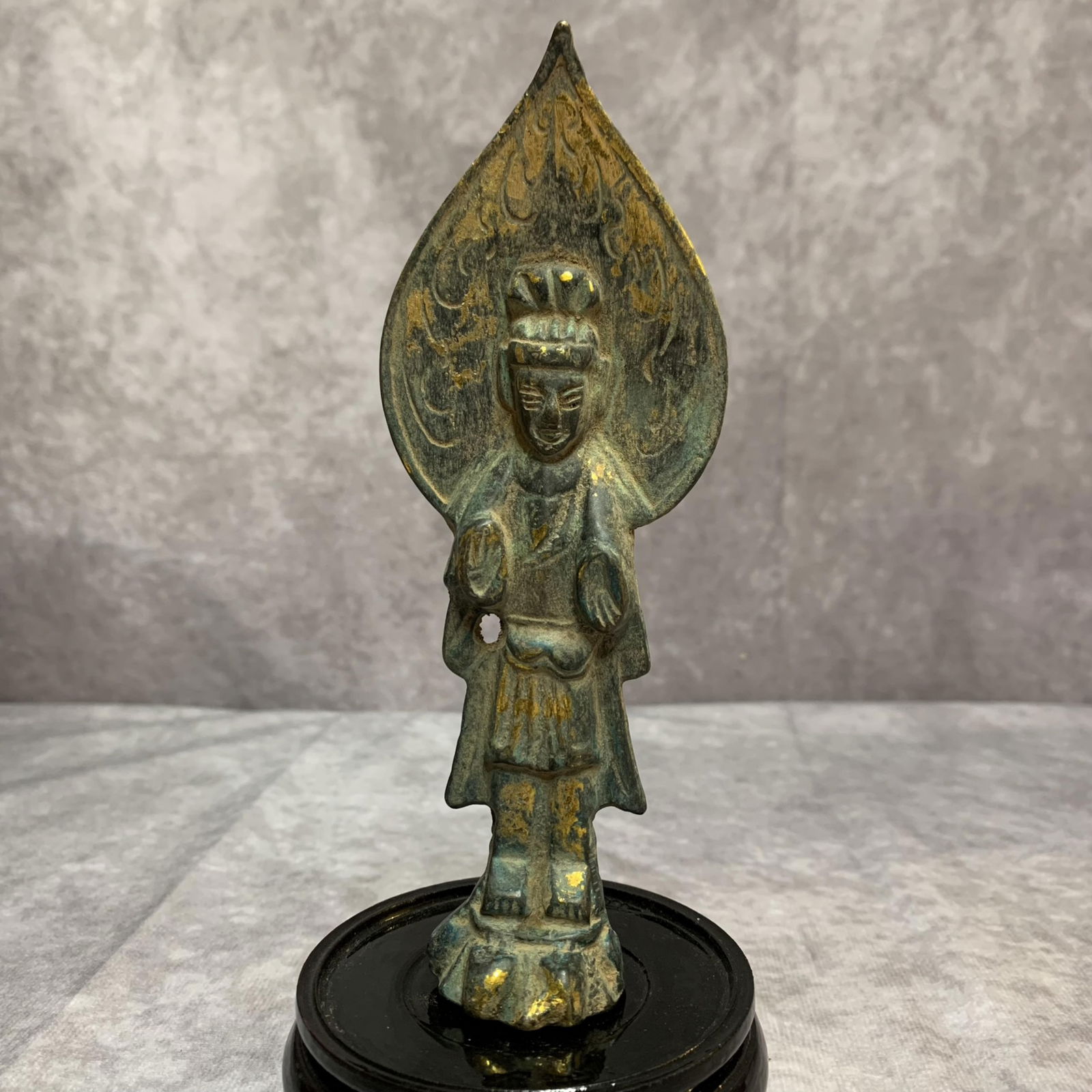 A FINE SMALL GUAN YIN STATUE: Qing Dynasty; Width: 2.3 inch; High: 6.2 inch;