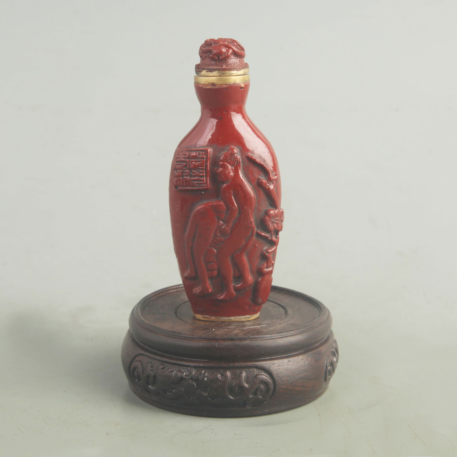 A FINE CARVED CHINESE LACQUER MADE SNUFF BOTTLE (1 of 5)