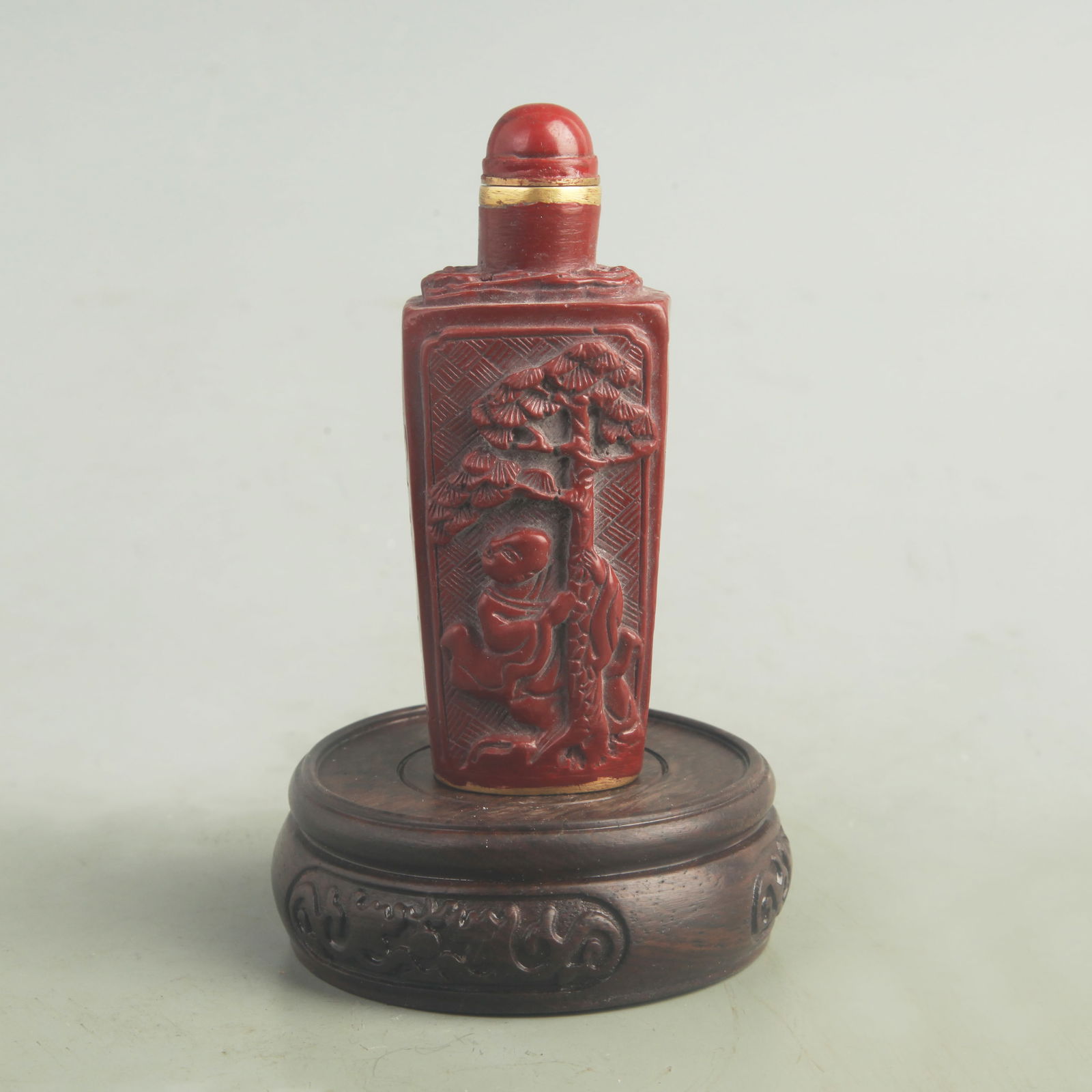 A FINE CARVED LACQUER CHARACTER PATTERN SNUFF BOTTLE (1 of 7)