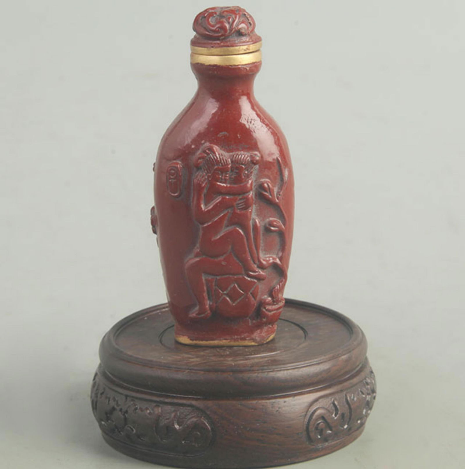 A FINE CARVED LACQUER CHARACTER PATTERN SNUFF BOTTLE (1 of 5)