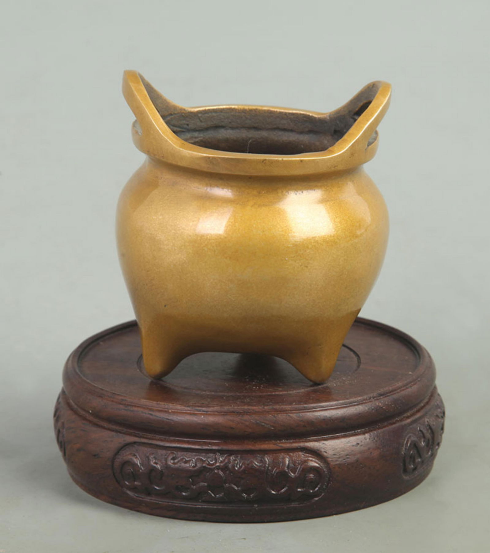 BRONZE TRIPOD CENSER WITH BRIDGE-SHAPED HANDLES: Ming Dynasty Xuan De Period; High: 2.80 inch; Diameter: 2.50 inch;