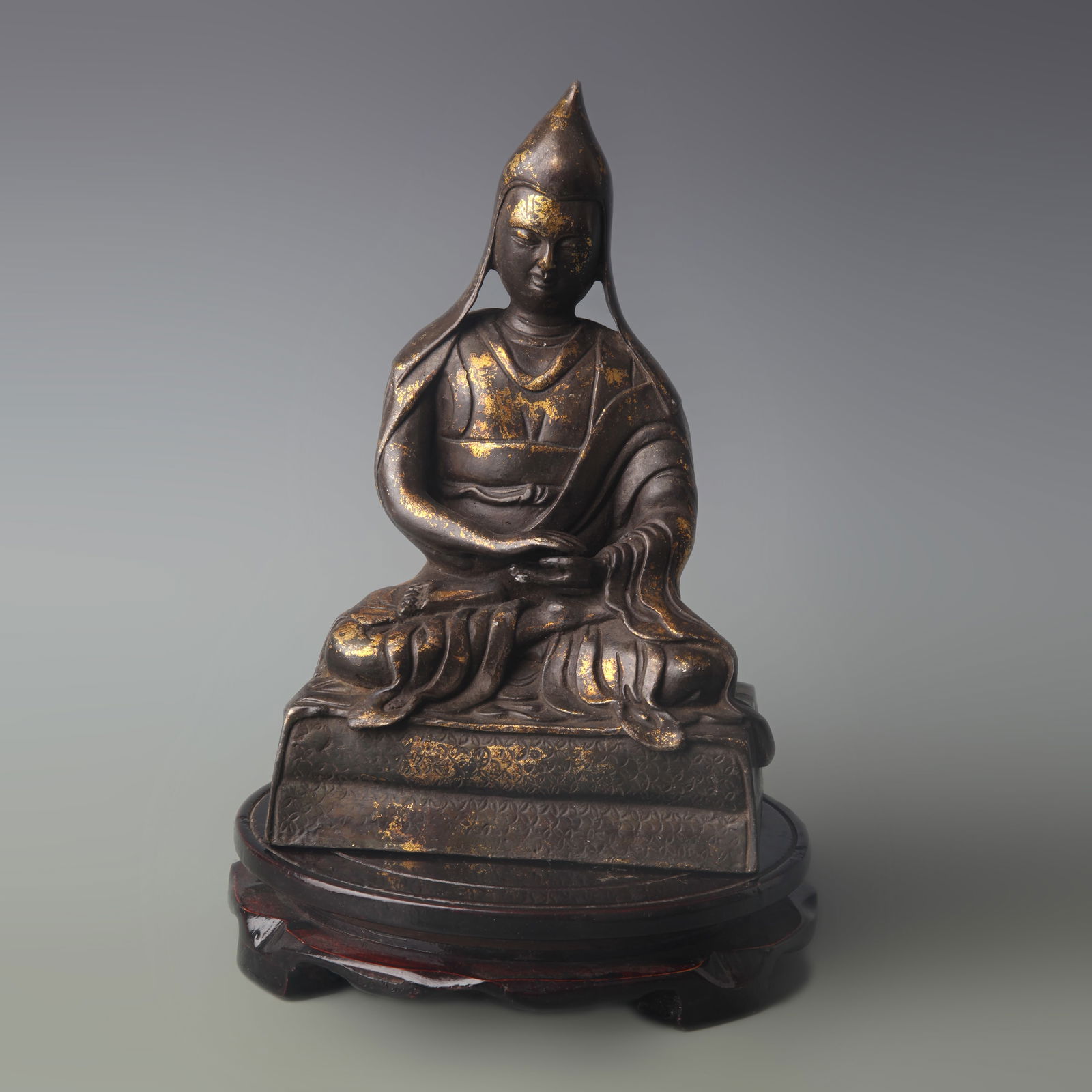 A FINE BRONZE TSONGKHAPA STATUE (1 of 5)
