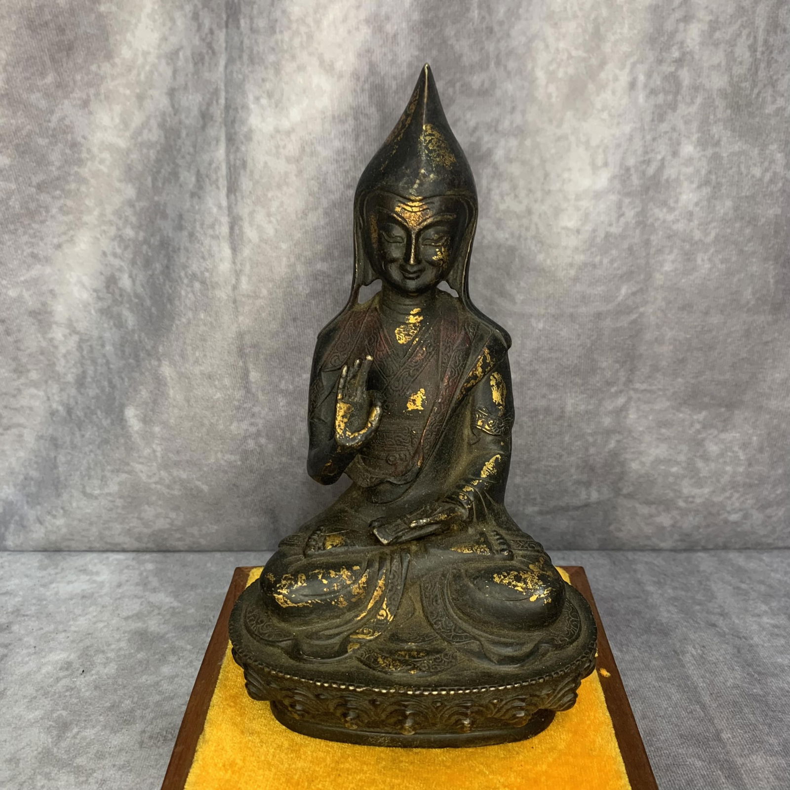 TIBET TIBETAN BRONZE JE TSONGKHAPA BUDDHA STATUE: Republic Period; High: 8.5 inch; Width: 5.1 inch; Long: 3.6 inch;