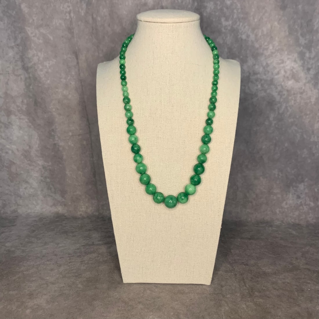 A FINE JADE MADE NECKLACE: Modern; Long: 9.5 inch; Each Bead Diameter: 0.2 to 0.5 inch;