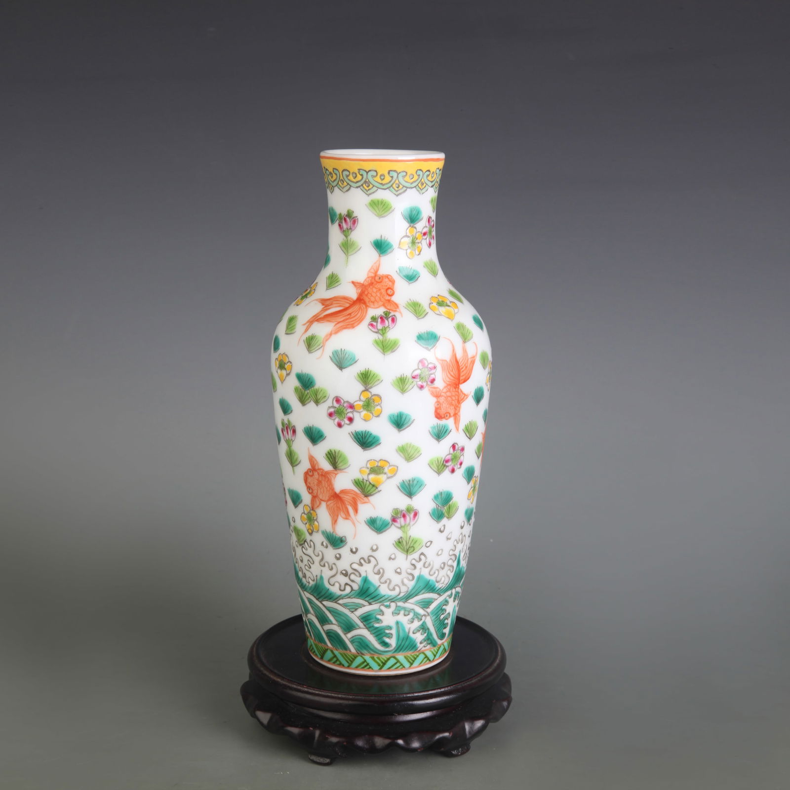 FAMILLE ROSE FISH AND ALGAE PATTERN PORCELAIN VASE: Qing Dynasty Kang Xi Period; Diameter: 2.2 inch; High: 9.4 inch;
