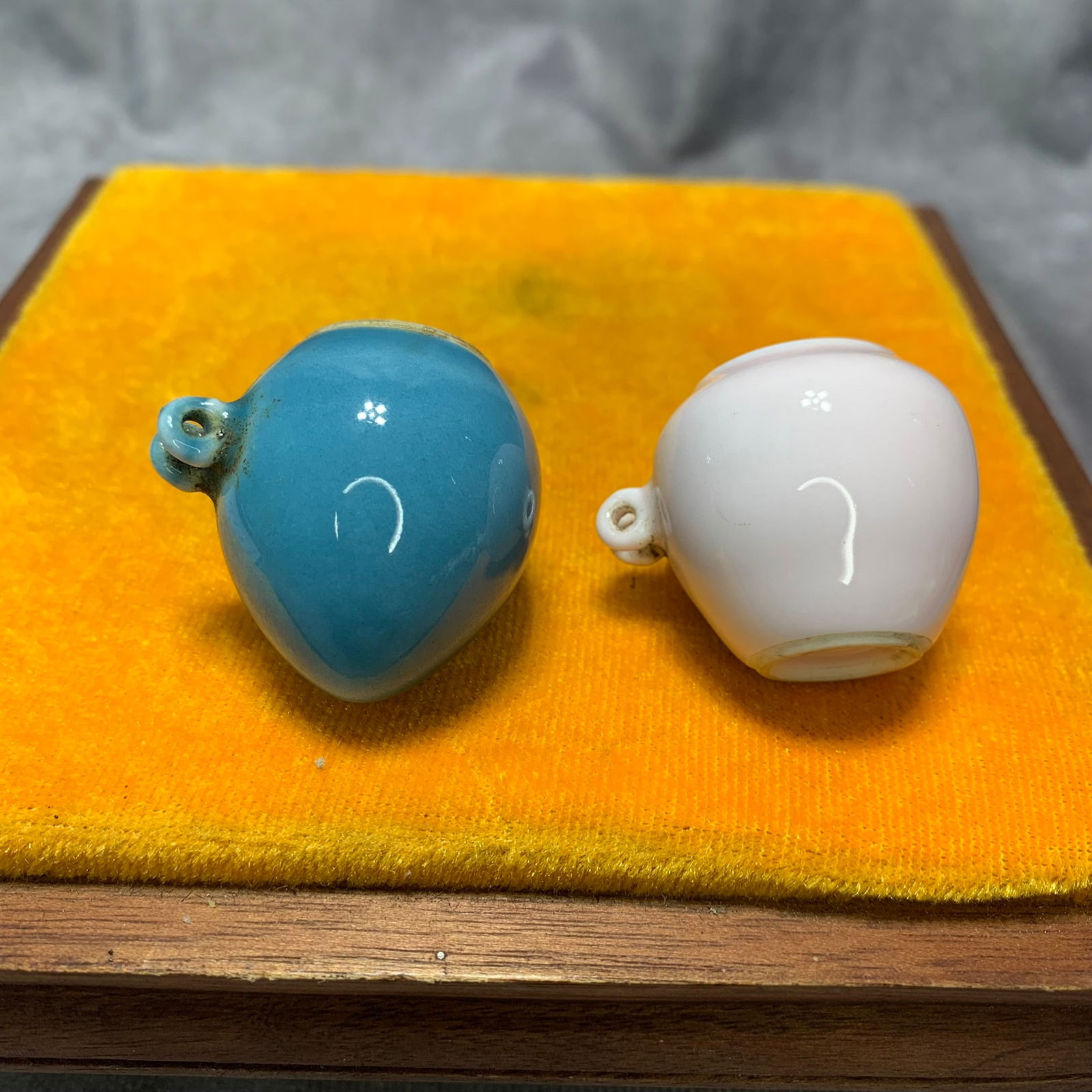 REPUBLIC PERIOD FAMILLE ROSE BIRD FEEDERS IN BLUE AND PINK GLAZE: Republic Period; High: 1.4 inch; 1.2 inch; Diameter: 1.3 inch; 1.3 inch;