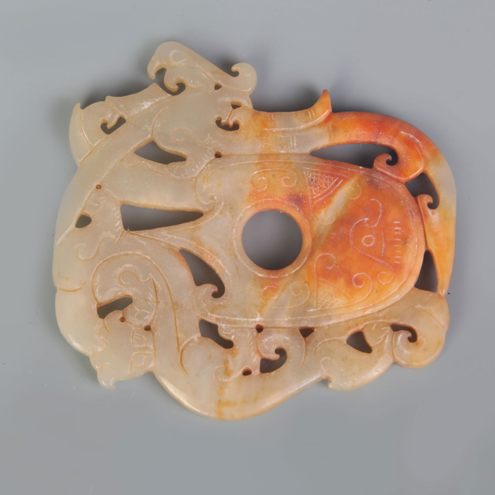 A FINELY CARVED JADE PENDANT (1 of 4)