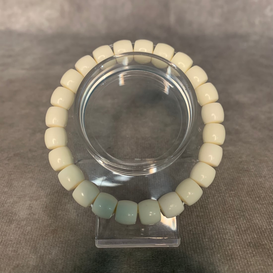A FINE COW BONE MADE BRACELET: Modern; Diameter: 2.2 inch; Each Bead Diameter: 0.3 inch;