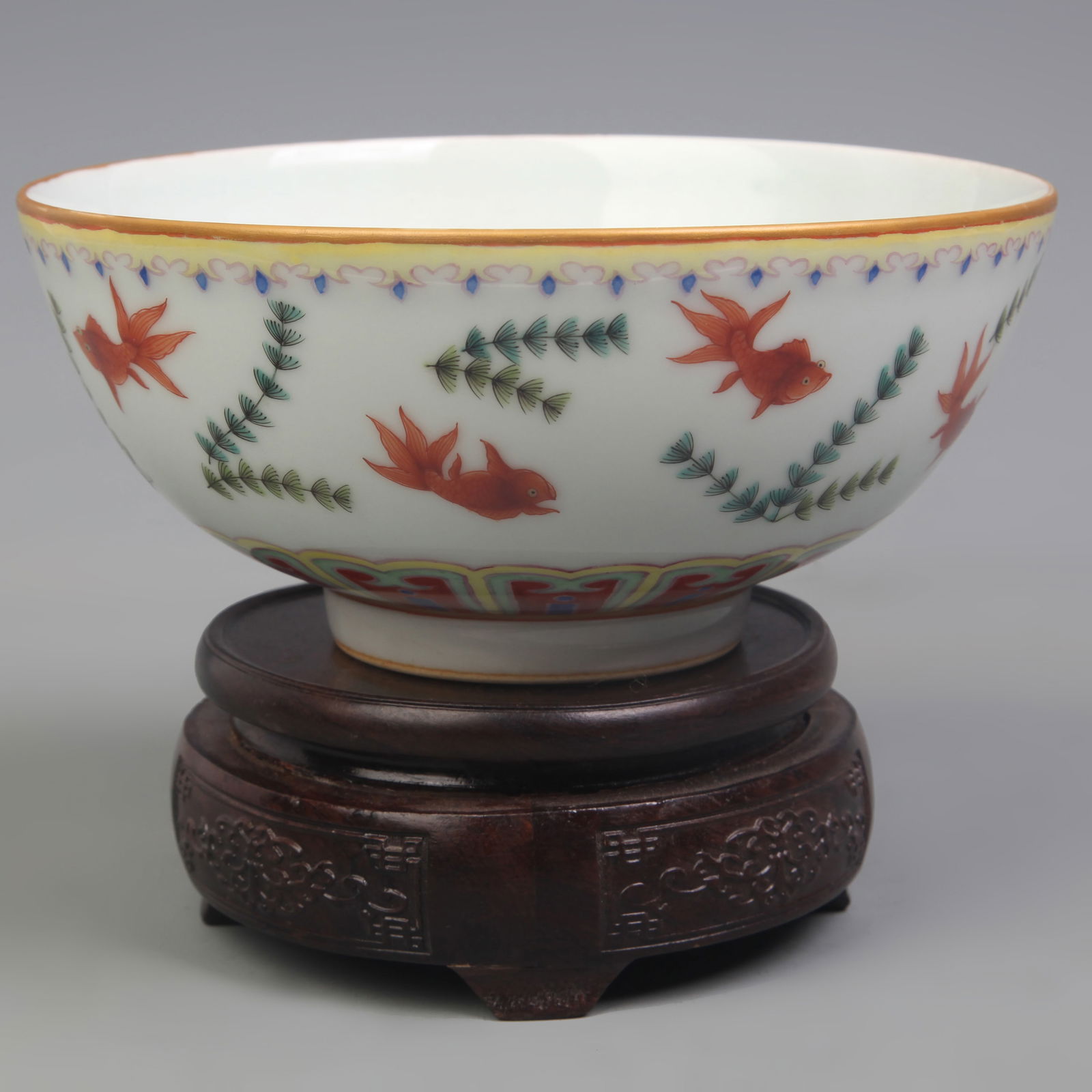 FAMILLE VERTE GILT BOWL WITH FISH MOTIF (1 of 5)