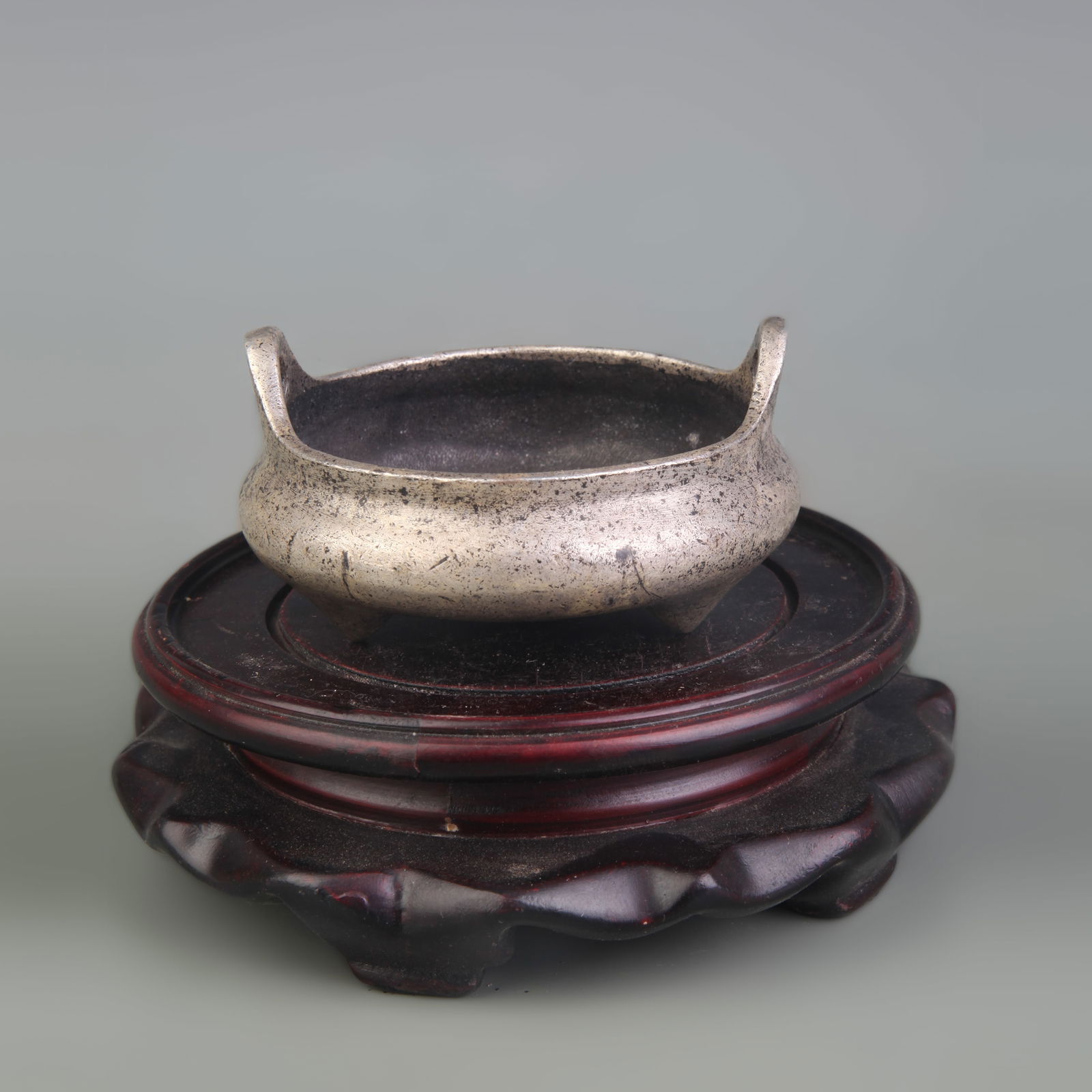 A FINE WHITE BRONZE CENSER WITH BRIDGE-SHAPED EARS (1 of 4)