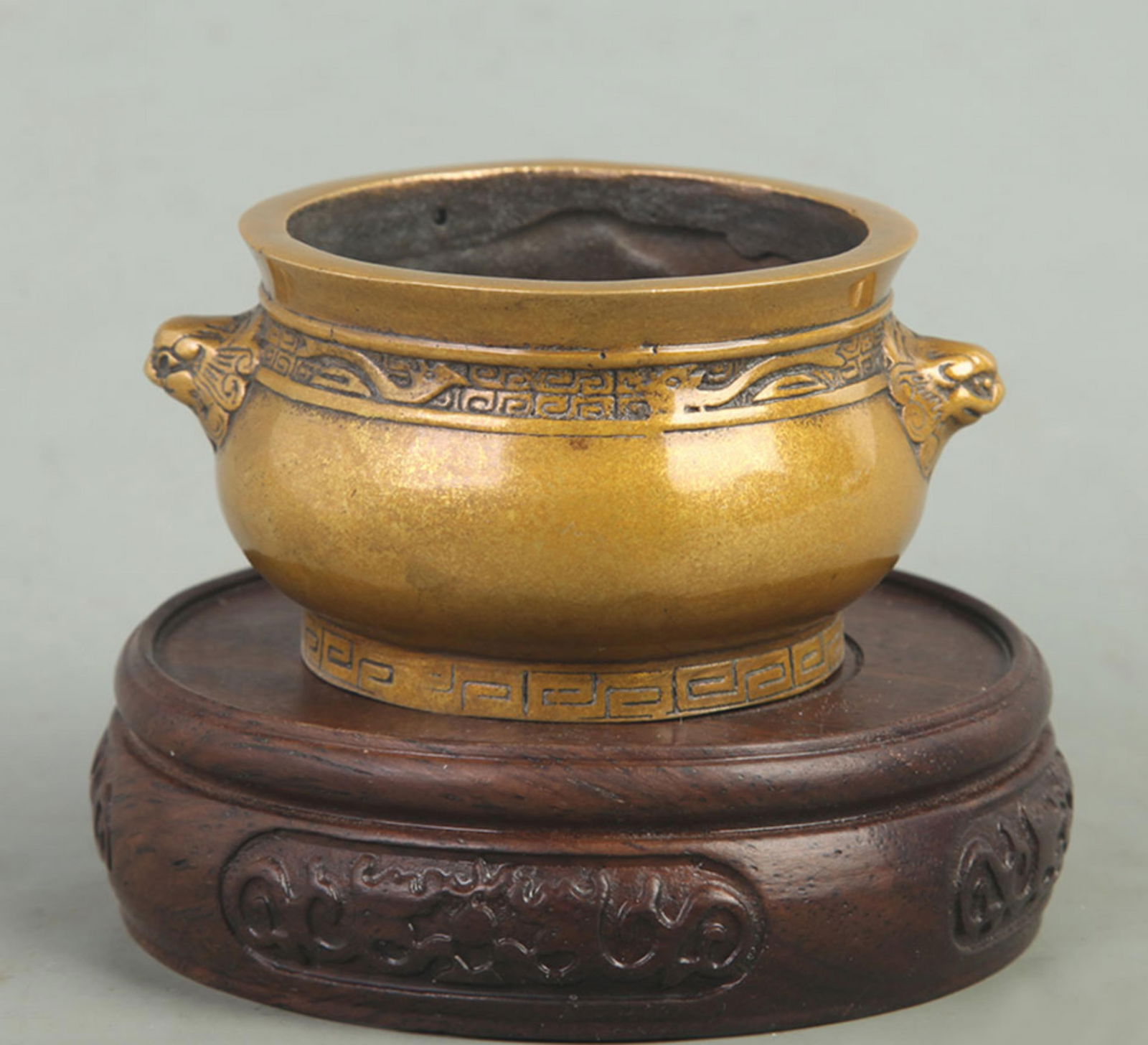 A FINE BEAST EAR ROUND BRONZE CENSER (1 of 4)