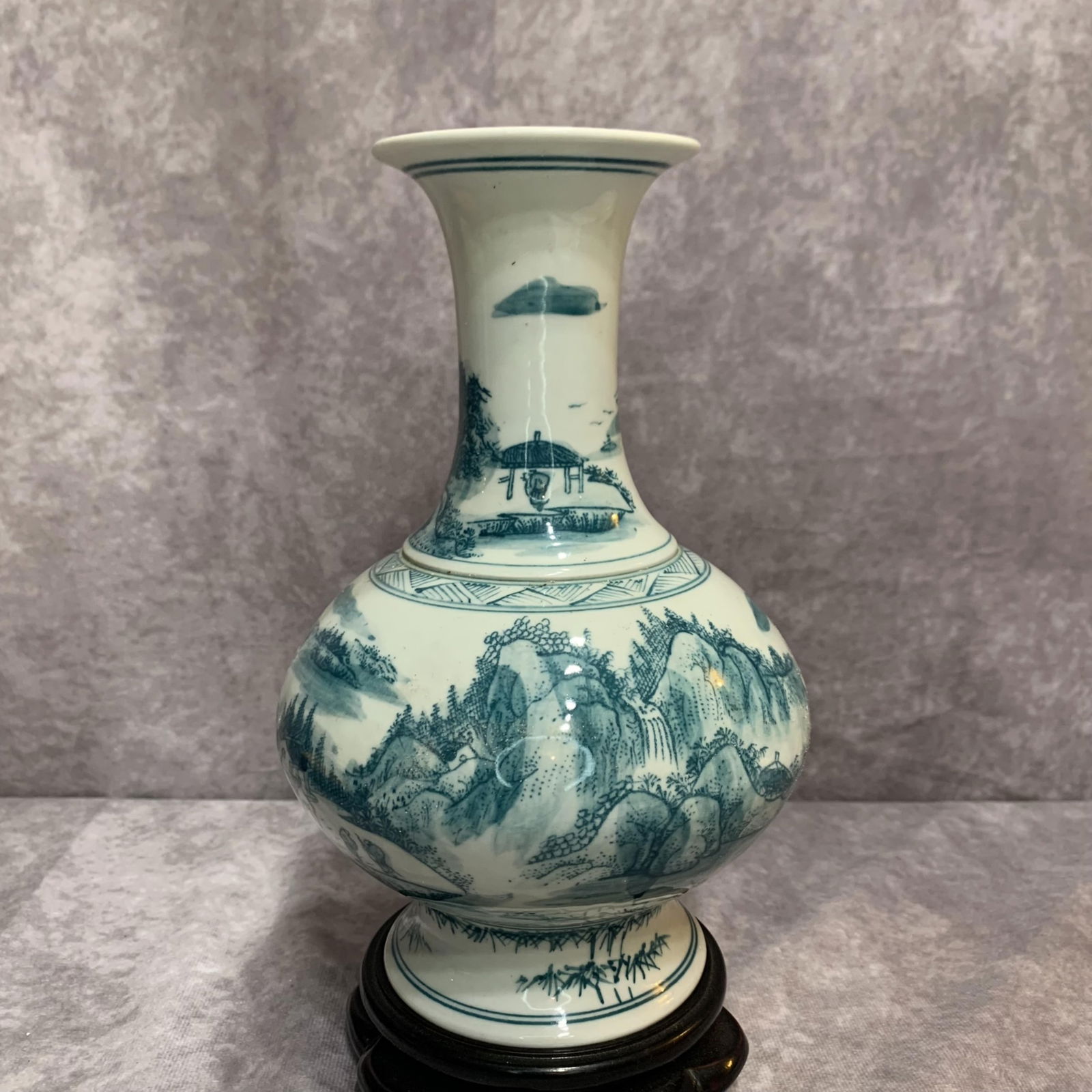 A FINE GREEN COLOR PAINTED PORCELAIN VASE (1 of 10)