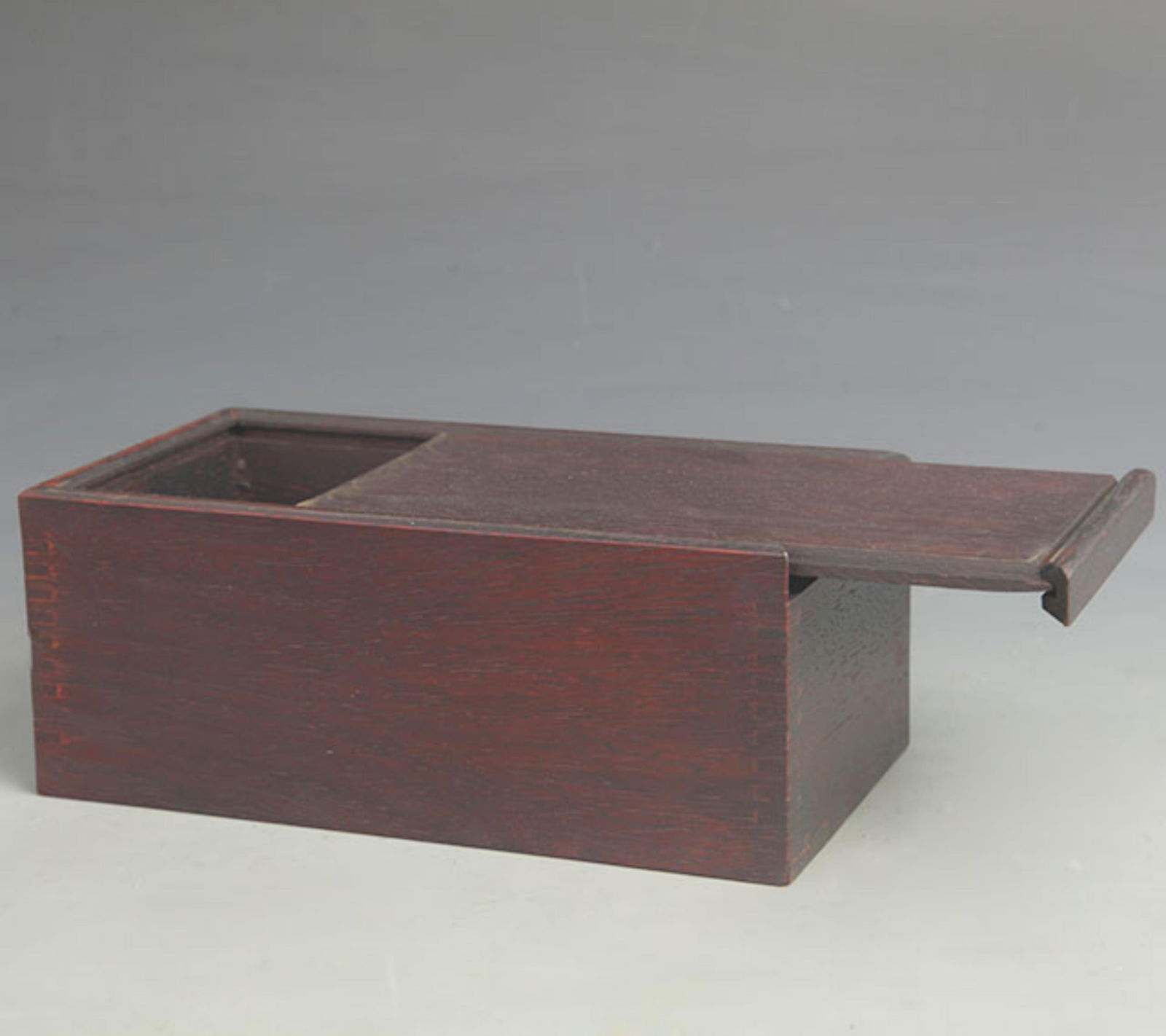 A FINE ROSEWOOD MADE DRAWER BOX: 19th Century; High: 3.50 inch; Width: 4.75 inch; Long: 8.50 inch;