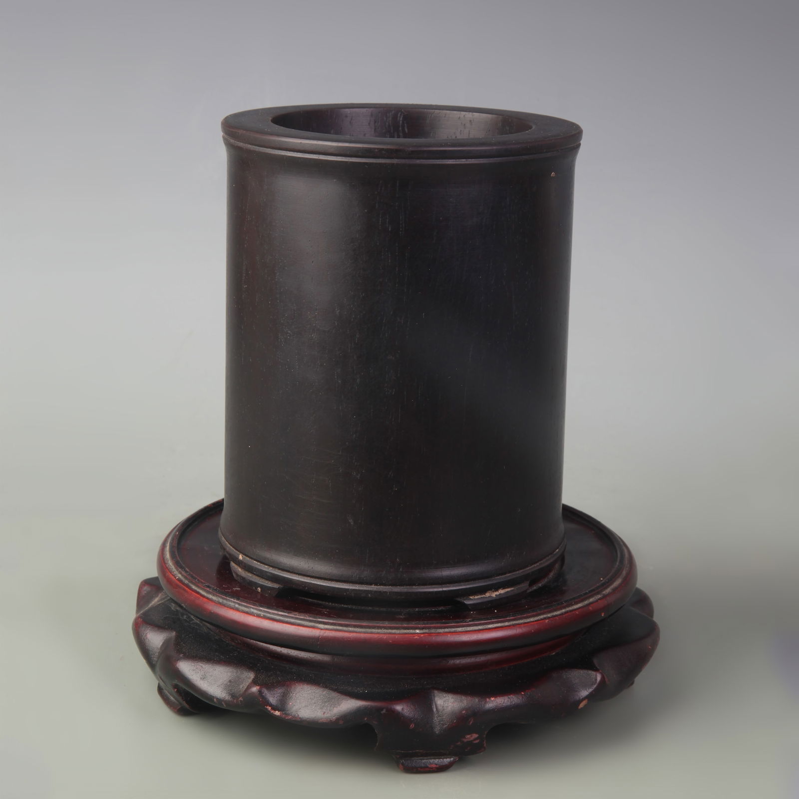 A FINE SANDALWOOD MADE BRUSH POT: Qing Dynasty; Diameter: 4.6 inch; High:5.8 inch