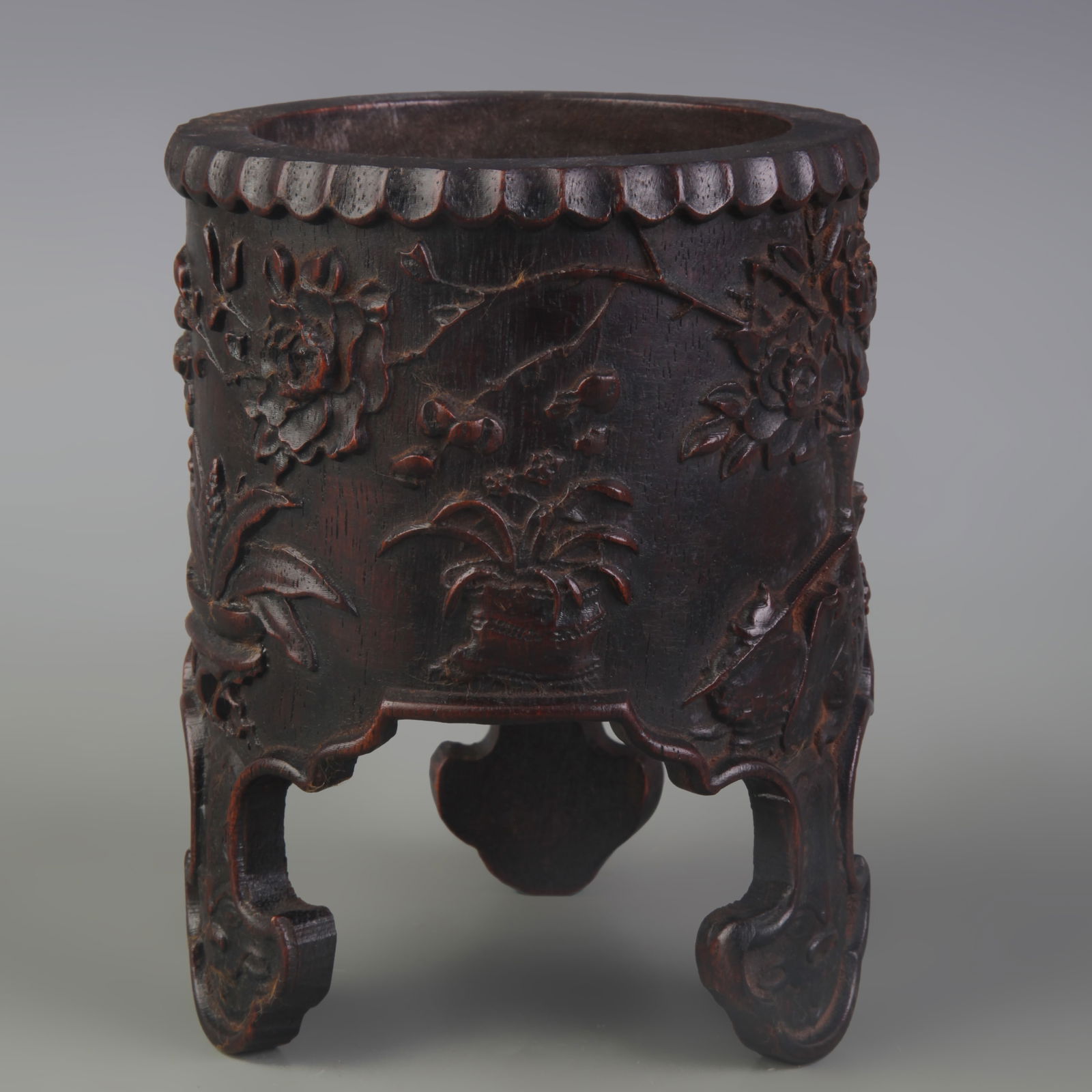 A FINE CARVED SANDALWOOD TRIPOT BRUSH POT: Qing Dynasty; Diameter: 4.4 inch; High:5.7 inch