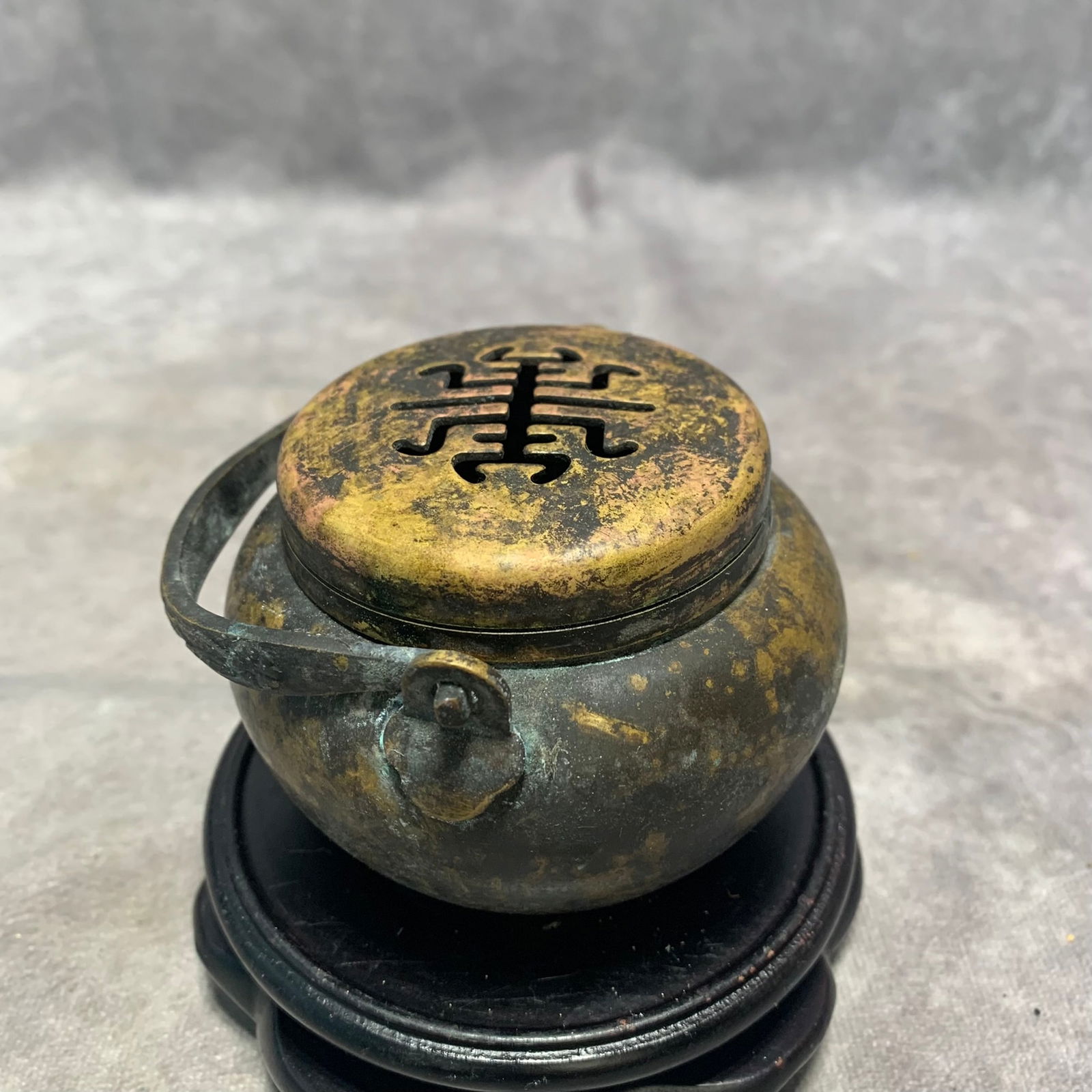 BRONZE HAND WARMER WITH XUANDE MARK: Ming Dynasty Style; High: 4 inch; Diameter: 3.4 inch;