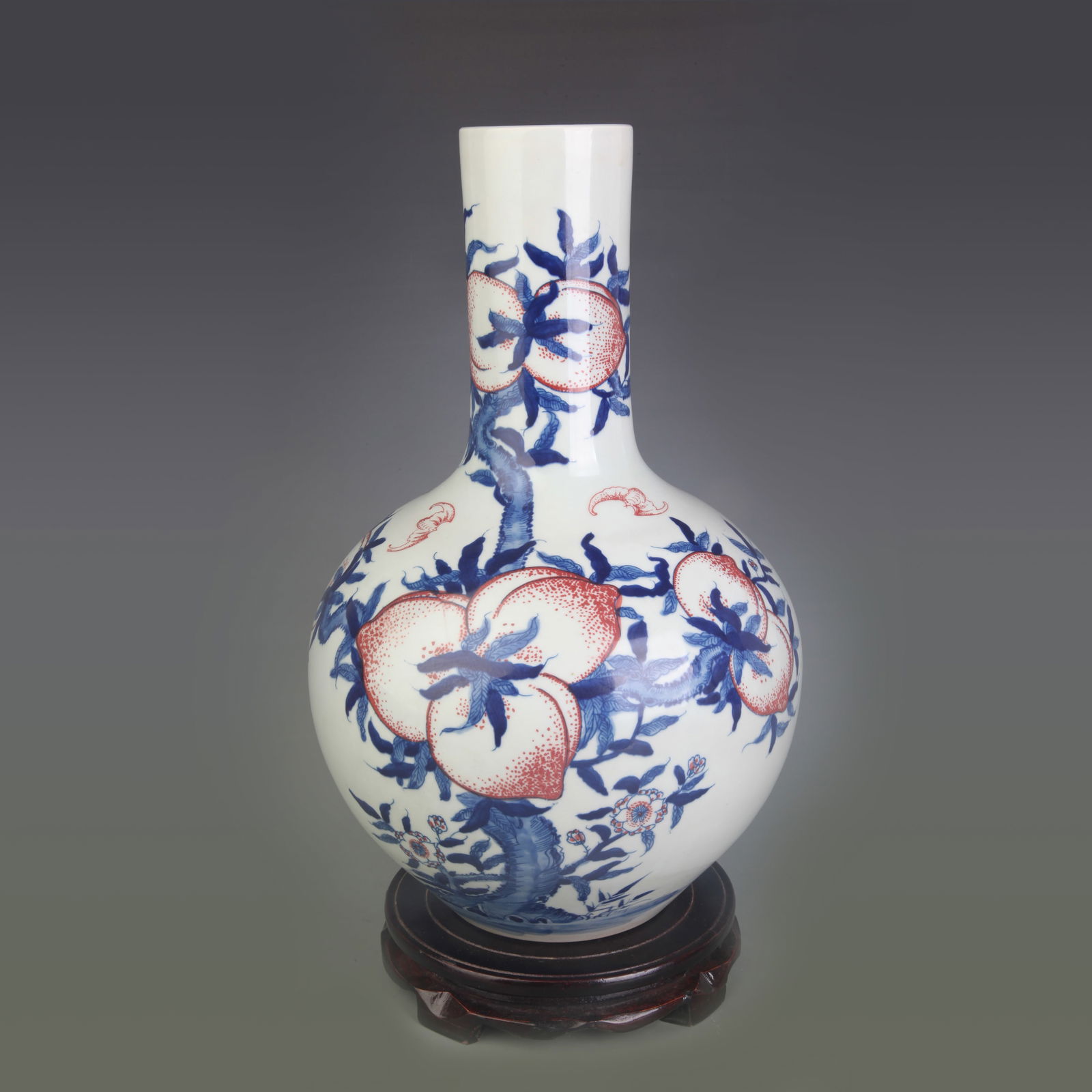 BLUE AND WHITE PEACH PATTERN PORCELAIN VASE: Qing Dynasty Kang Xi Period; High: 14.3 inch;