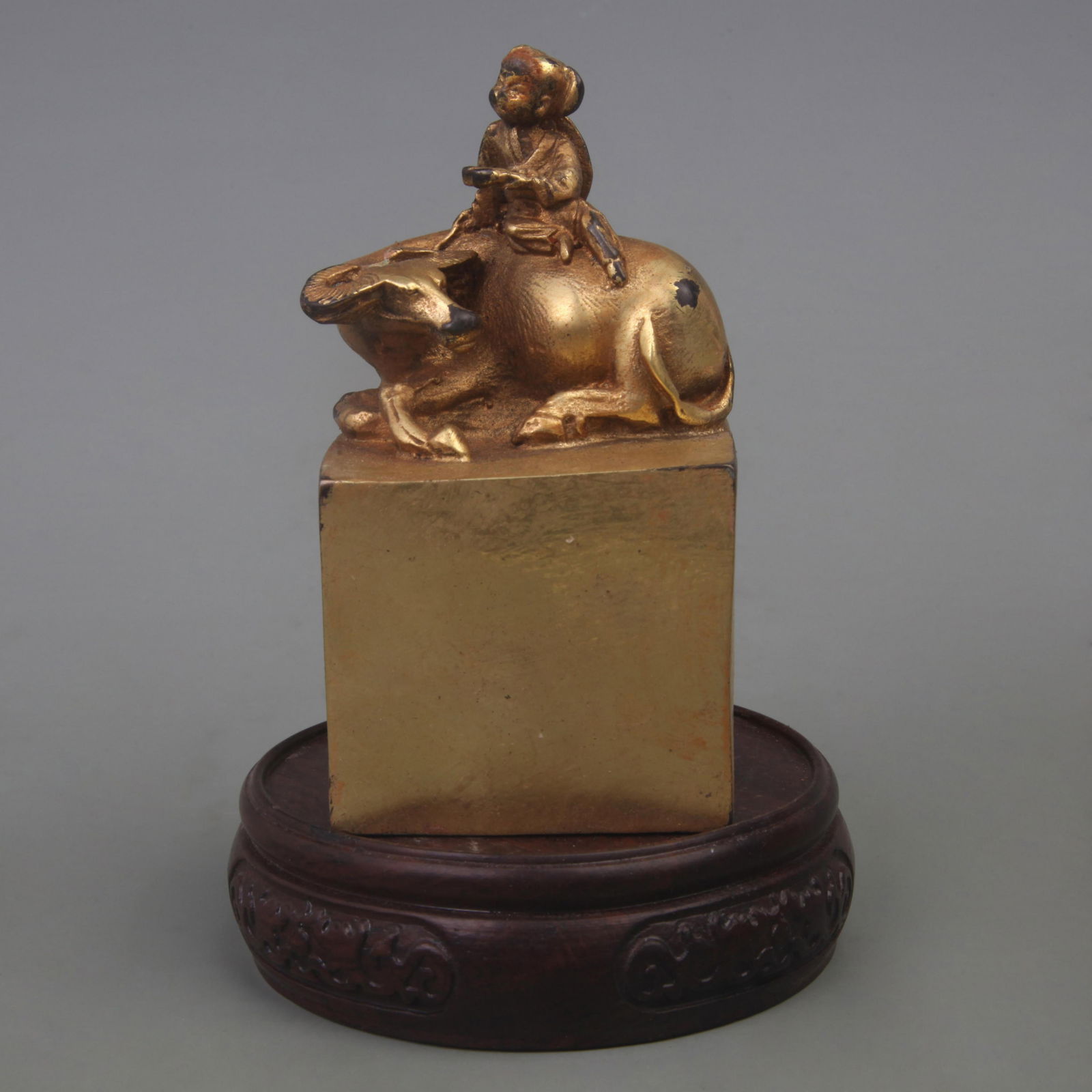 A FINE GILT BRONZE SEAL: Qing Dynasty; Long: 2.2 inch; Width: 2.2 inch; High: 4.1 inch;