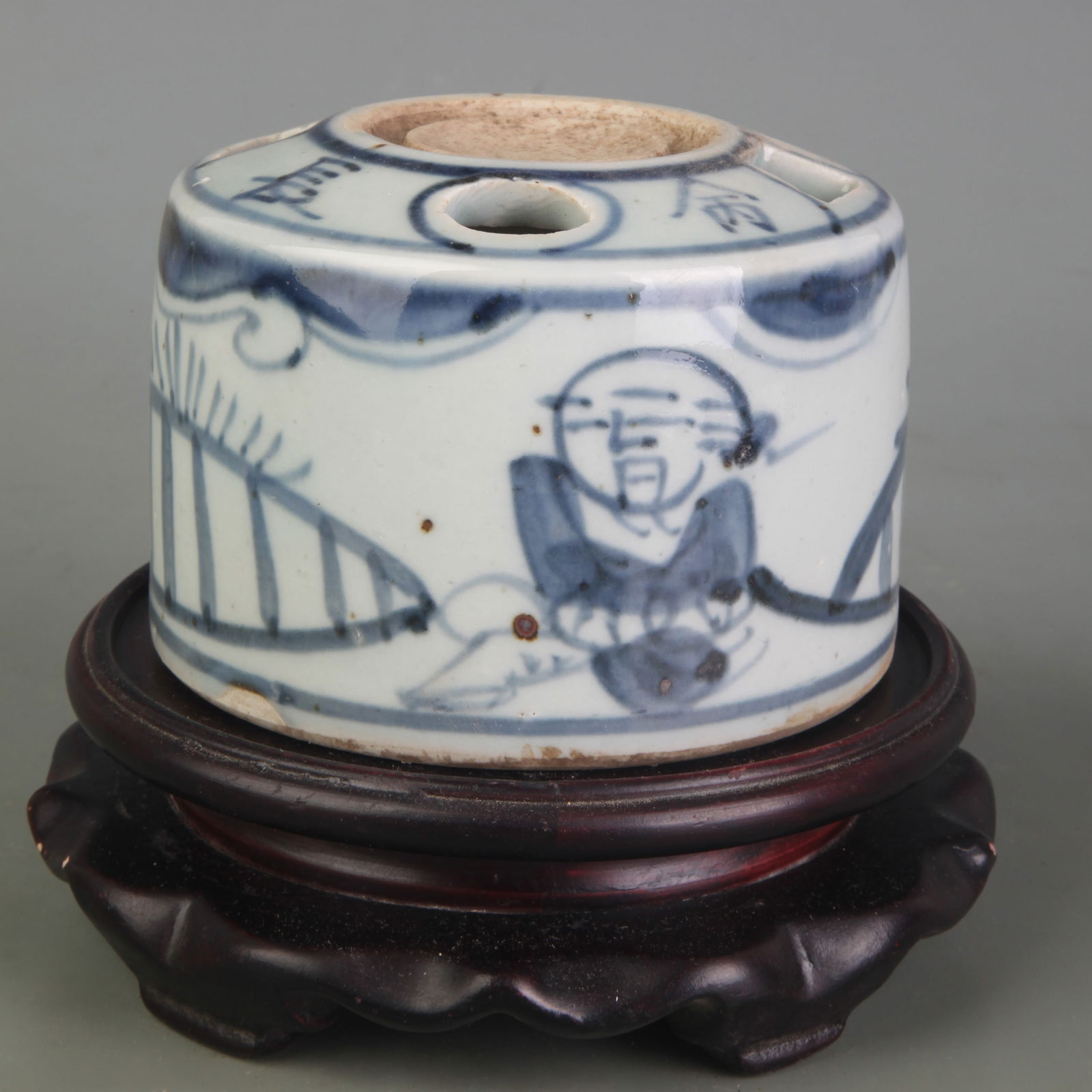 A FINE BLUE AND WHITE CHARACTER PATTERN WATER JAR (1 of 5)