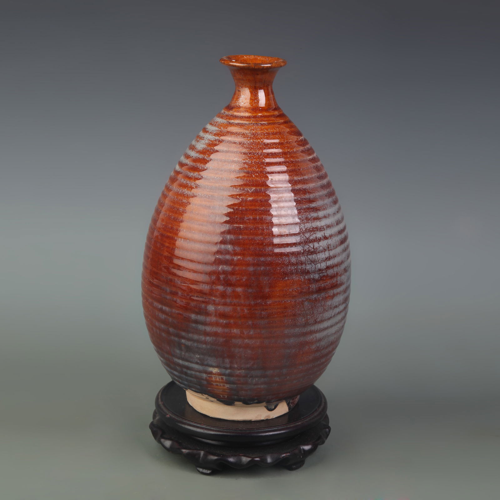 A FINE RED COLOR GLAZE STRING PATTERN POTTERY VASE (1 of 5)