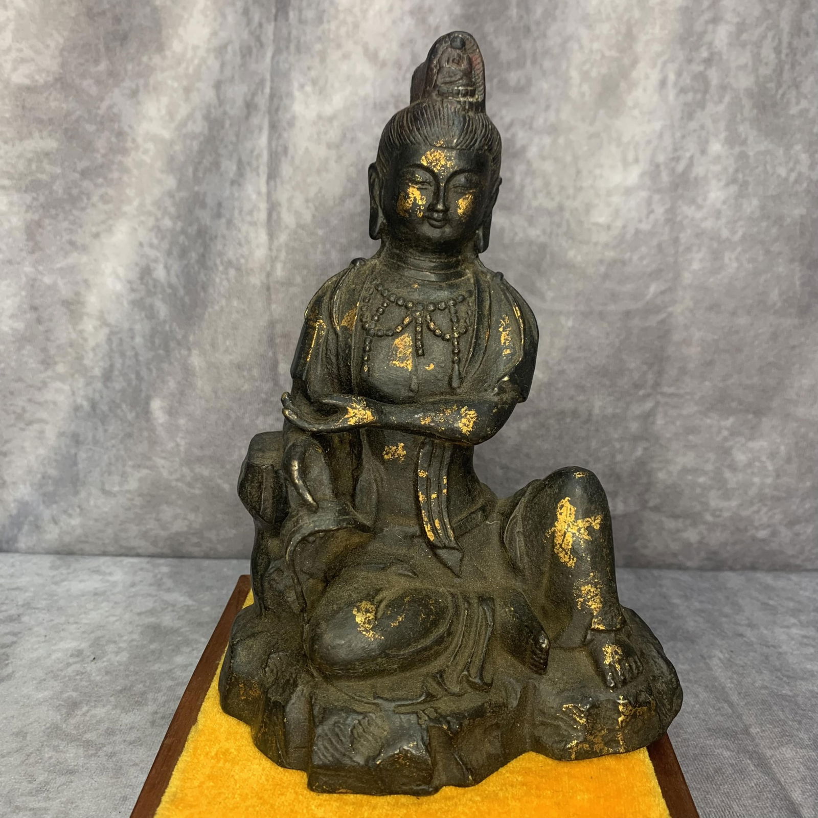 A FINE BRONZE AVALOKITESVARA BUDDHA STATUE: 19th Century; High: 8.2 inch; Width: 6.0 inch; Long: 3.8 inch;