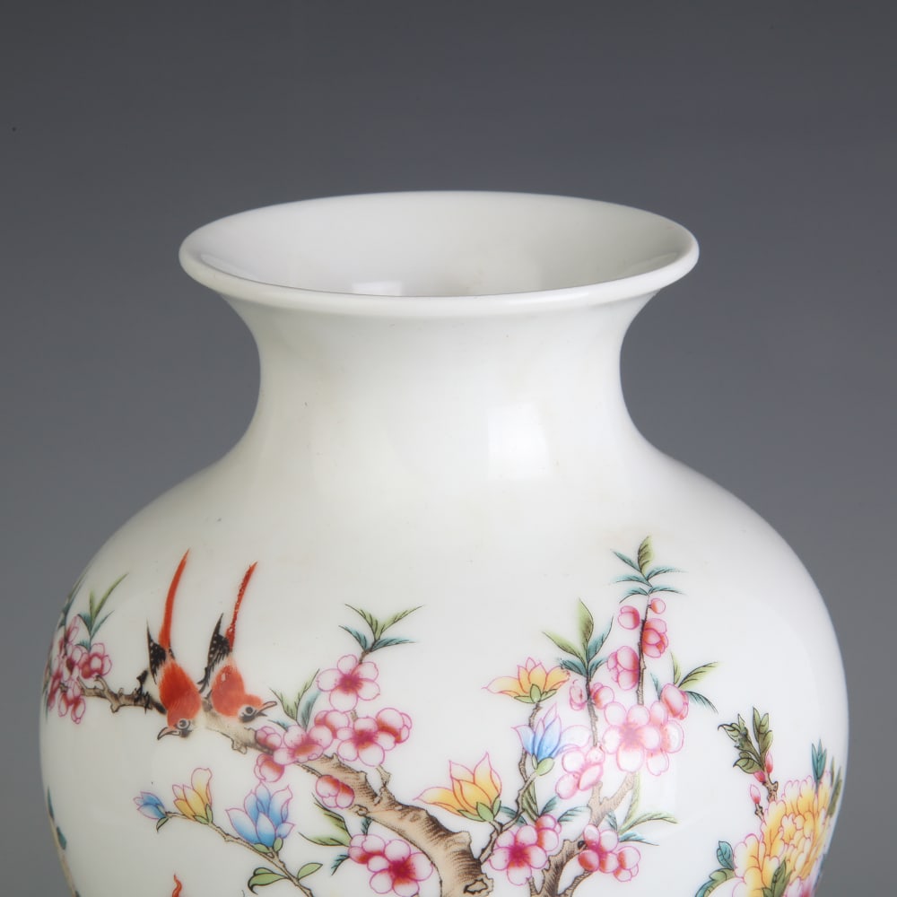 FAMILLE ROSE FLOWER AND PHOENIX PATTERN REVOLVING PORCELAIN VASE: Qing Dynasty; Diameter: 2.9 inch; High:9.3 inch;