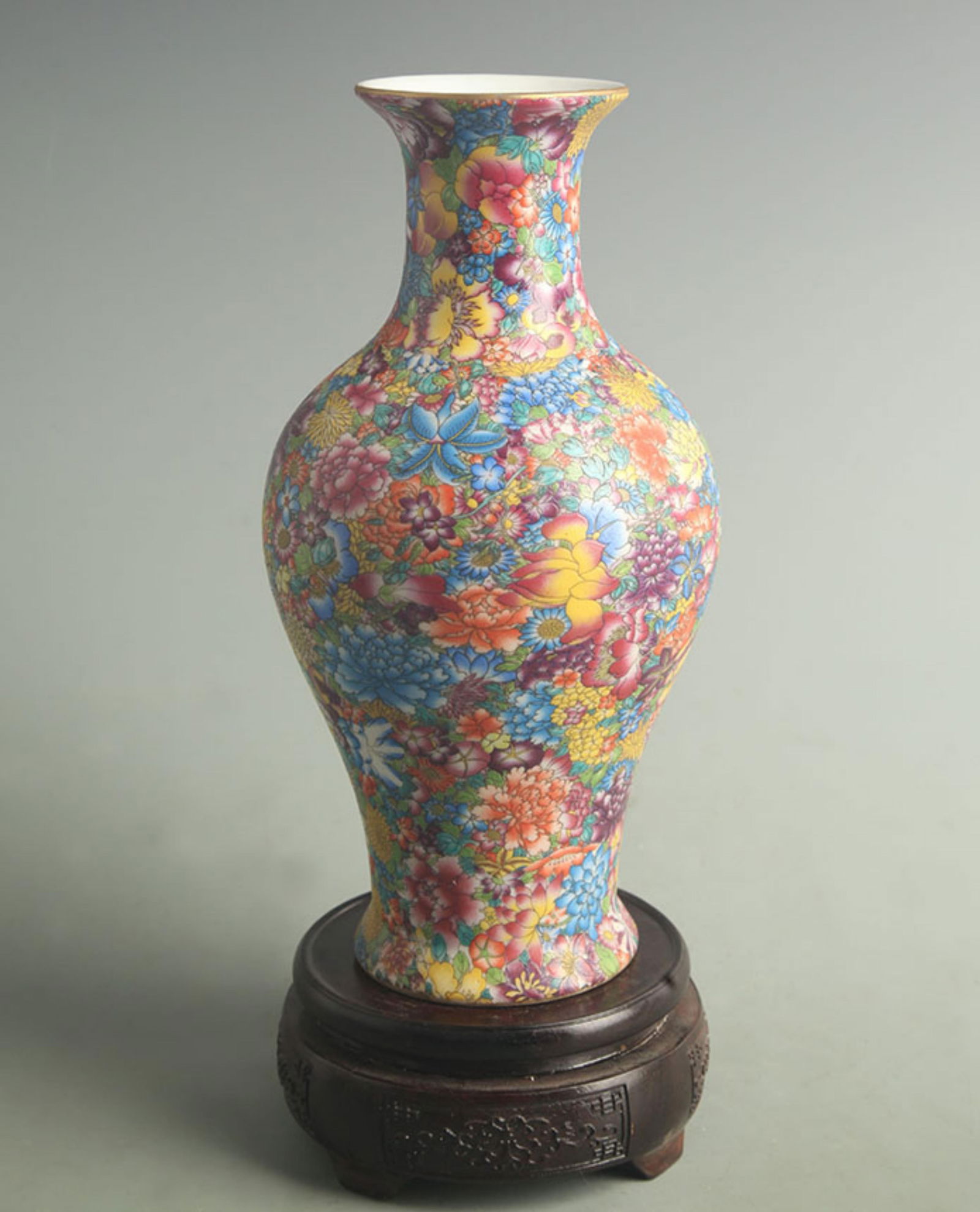 “TEN THOUSAND FLOWERS?? PATTERN FISH-TAIL STYLE PORCELAIN VASE: Qing Dynasty Qian Long Period; High: 9.50 inch; Width: 4.50 inch;