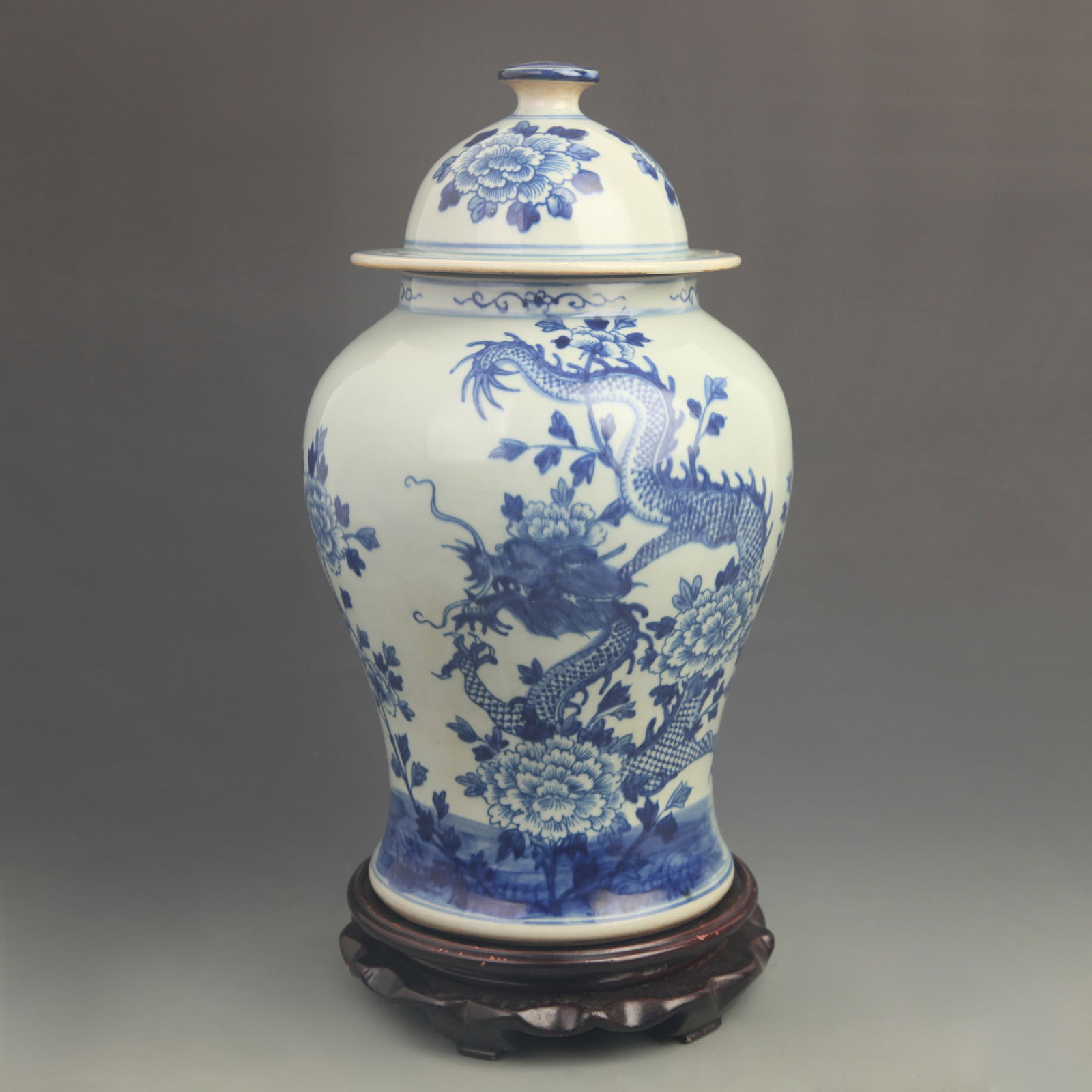 BLUE AND WHITE GINGER JAR WITH DRAGON MOTIF: Qing Dynasty; High:14.5 inch; Diameter: 7.50 inch;